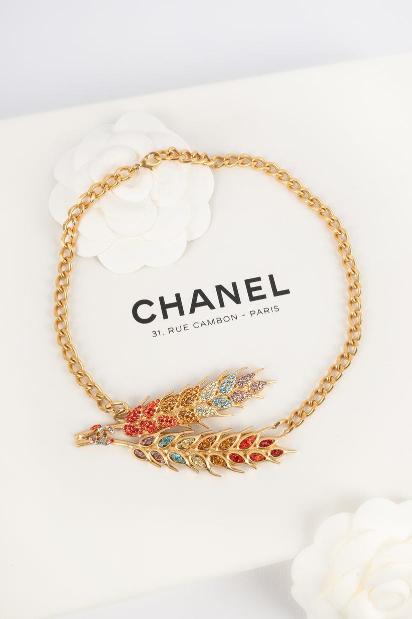 Chanel - (Made in France) Golden metal necklace with an ear of wheat element ornamented with colored rhinestones. 2003 Cruise Collection.

Additional information:
Condition: Very good condition
Dimensions: Length: 38 cm
Period: 21st Century

Seller
