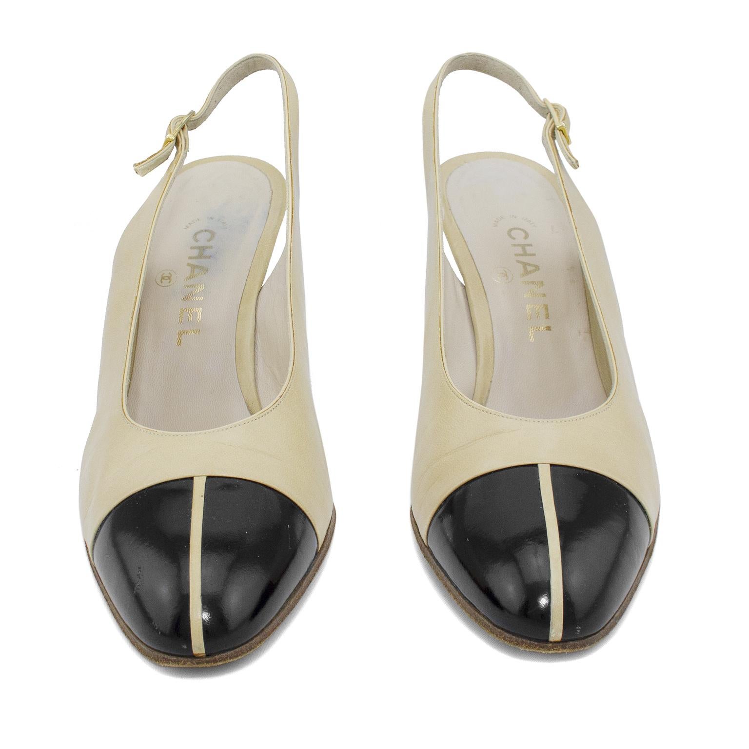 Chanel Early 1990s Beige and Black Slingbacks In Good Condition For Sale In Toronto, Ontario