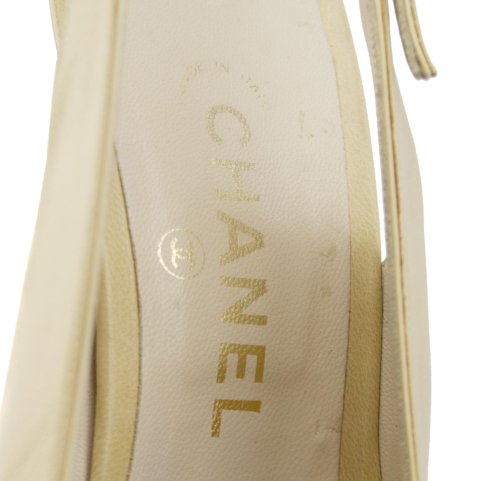 Chanel Early 1990s Beige and Black Slingbacks For Sale 3