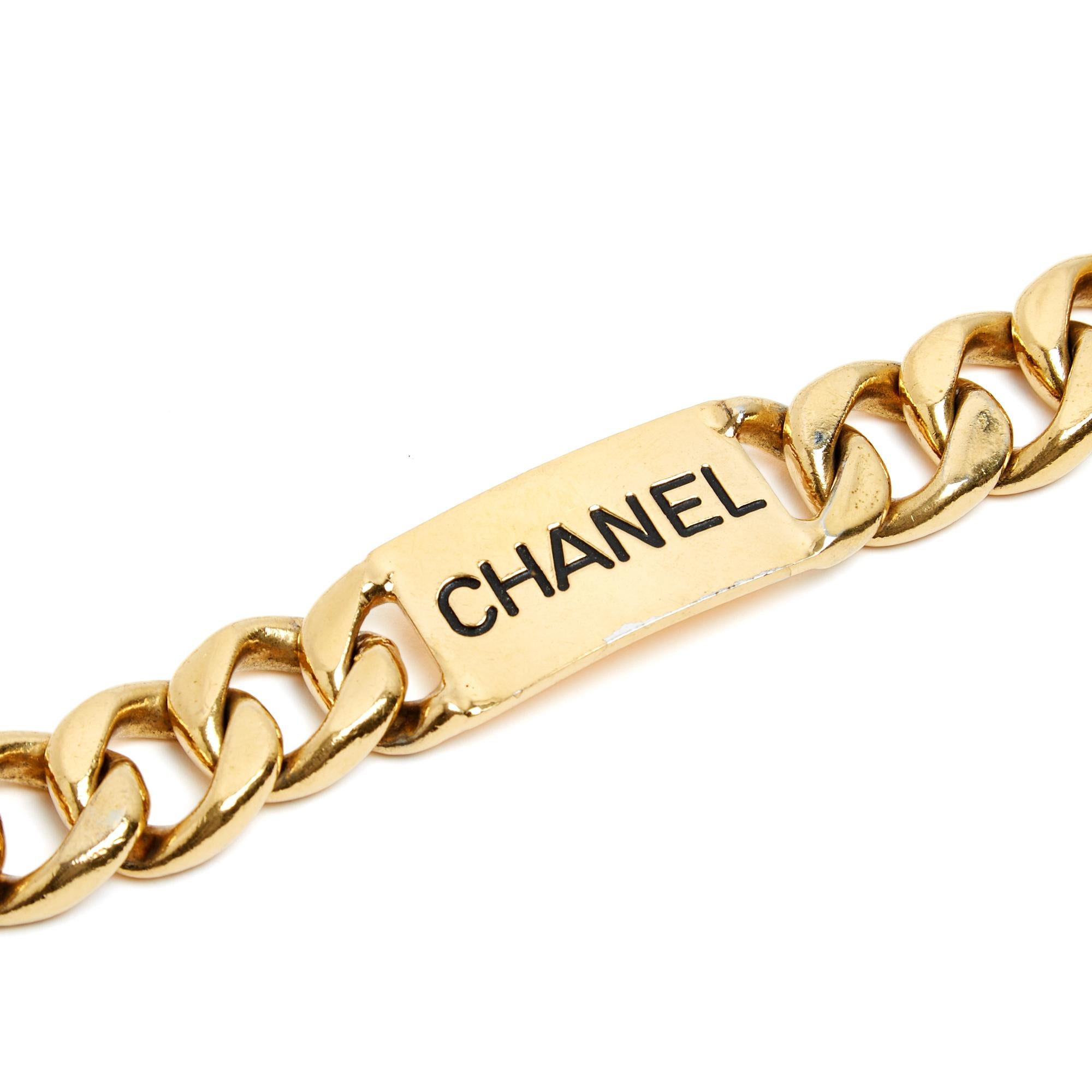 Ein Chanel-Gürtel CIRCA 1992 aus goldfarbenem Metall mit breiter Panzerkette und einer CHANEL-Plakette, die mit einem Haken geschlossen wird. Der Gürtel hat eine Gesamtlänge von 80 cm, die Kette ist 2,4 cm breit, und die Plakette (ohne Ringe) misst