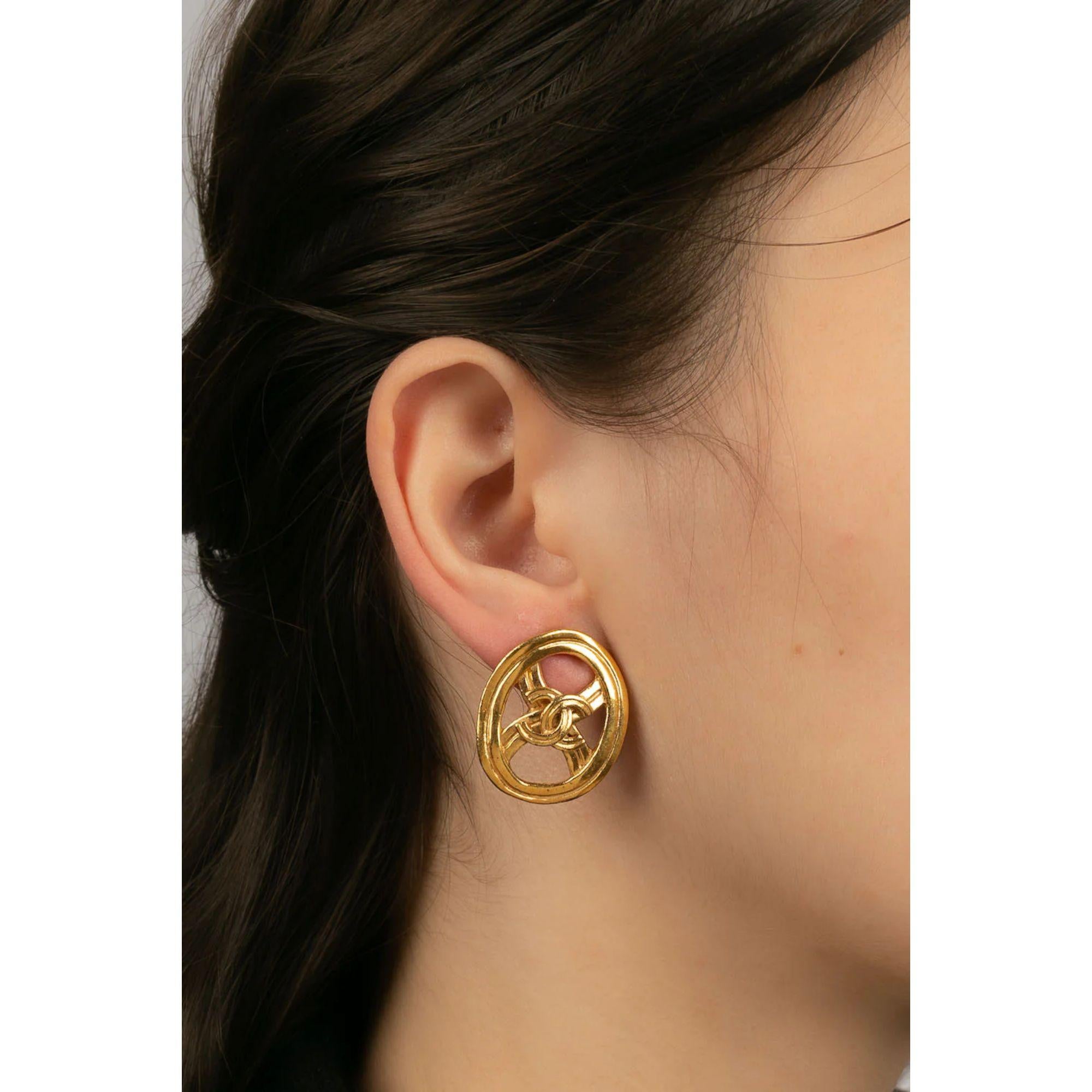 Chanel - (Made in France) Ohrringe Clips in Goldmetall. Kollektion Frühjahr-Sommer 1996.

Zusätzliche Informationen:

Abmessungen: 3 H cm

Zustand: Sehr guter Zustand

Verkäufer Ref Nummer: BOB198