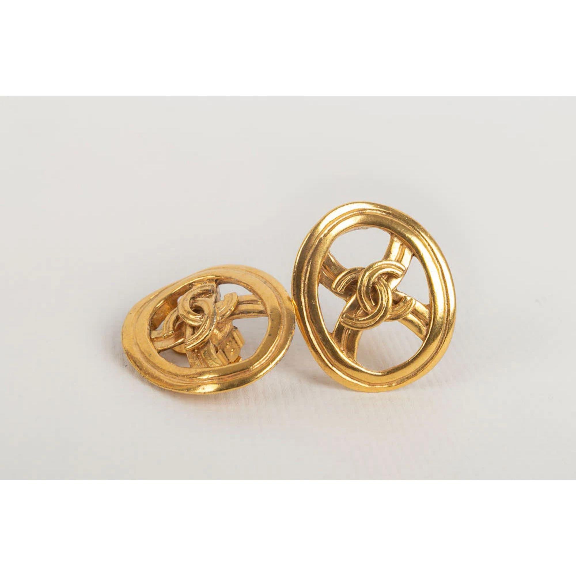 Chanel Earring Clips in Gold Metal, 1996 In Excellent Condition For Sale In SAINT-OUEN-SUR-SEINE, FR