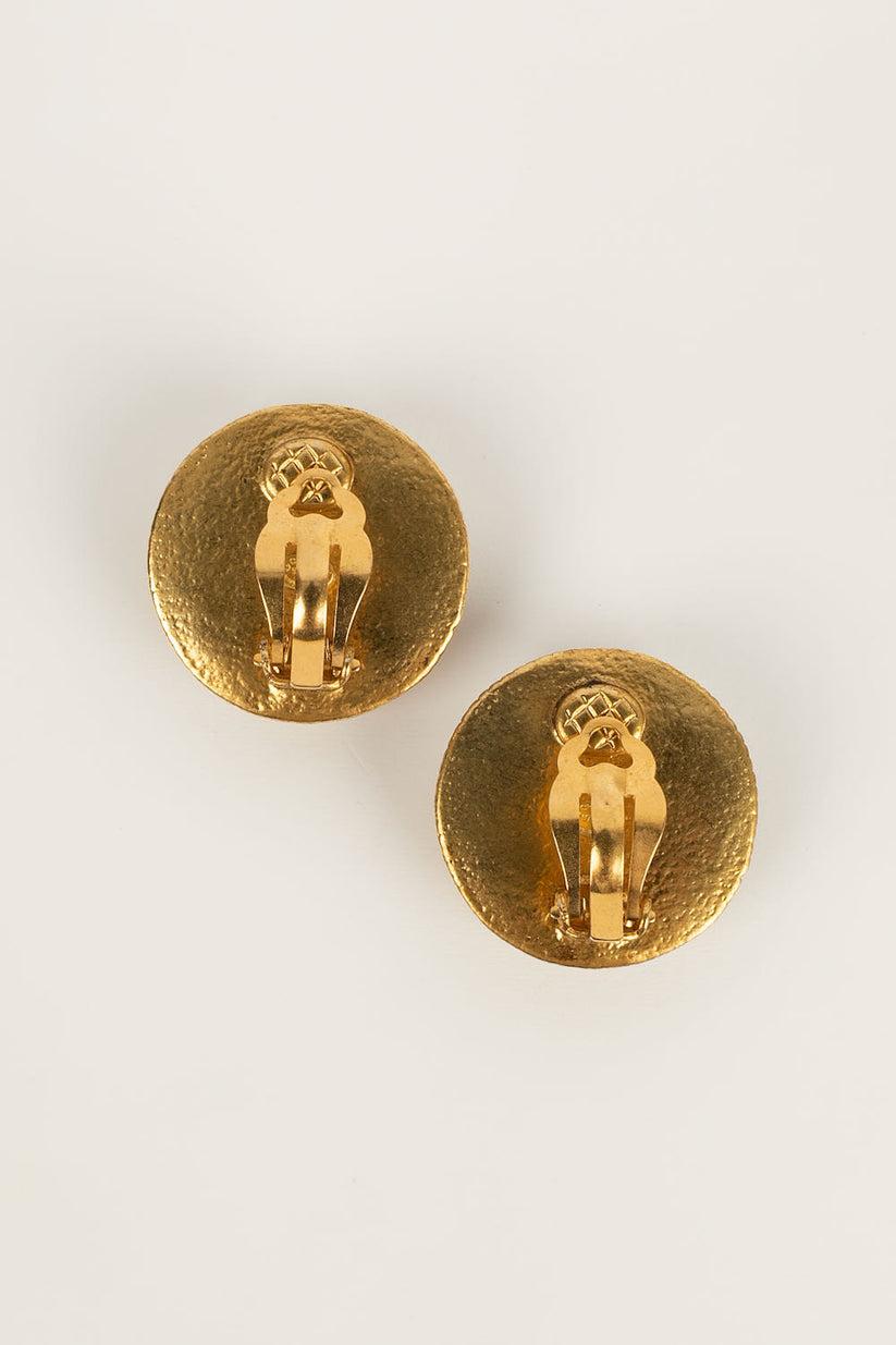 Women's Chanel Earring Clips in Gold Metal and Glass Cabochon For Sale