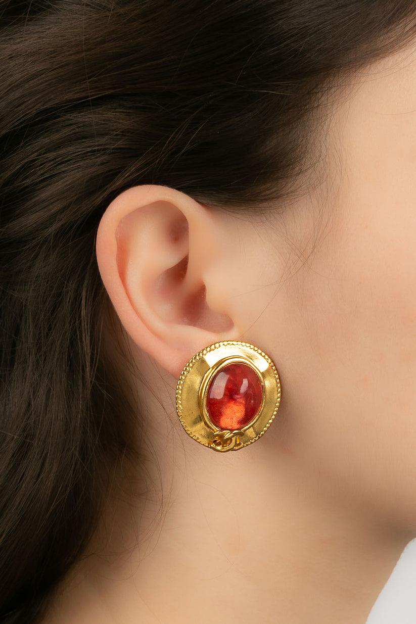 Chanel Earring Clips in Gold Metal and Glass Cabochon For Sale 2