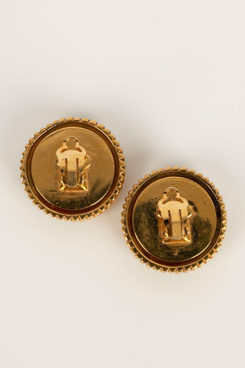 Chanel Earring Clips in Gold Metal, Black Enamel and Pearly Cabochon In Good Condition In SAINT-OUEN-SUR-SEINE, FR