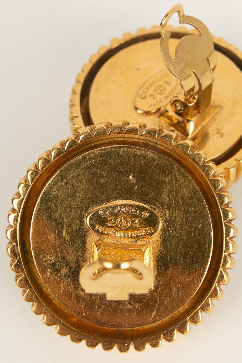 Women's Chanel Earring Clips in Gold Metal, Black Enamel and Pearly Cabochon