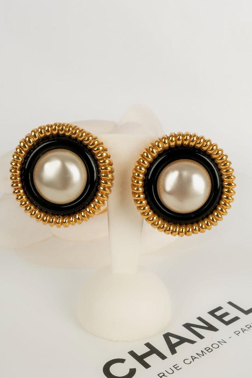 Chanel Earring Clips in Gold Metal, Black Enamel and Pearly Cabochon 1