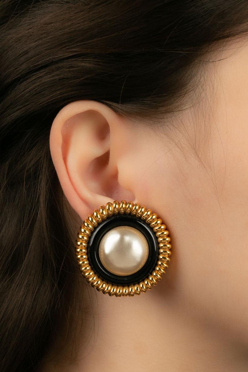 Chanel Earring Clips in Gold Metal, Black Enamel and Pearly Cabochon 2