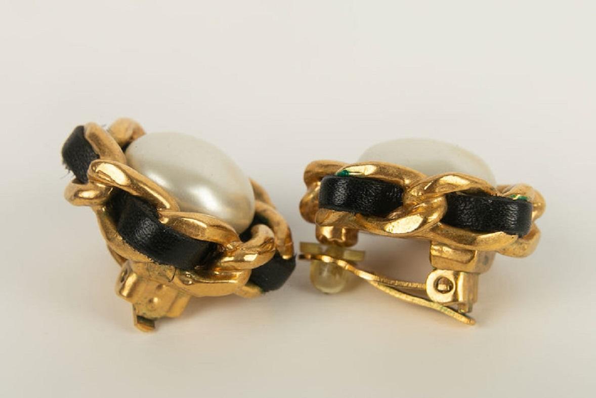 Chanel Earring Clips in Gold Metal Interlaced with Leather In Good Condition In SAINT-OUEN-SUR-SEINE, FR