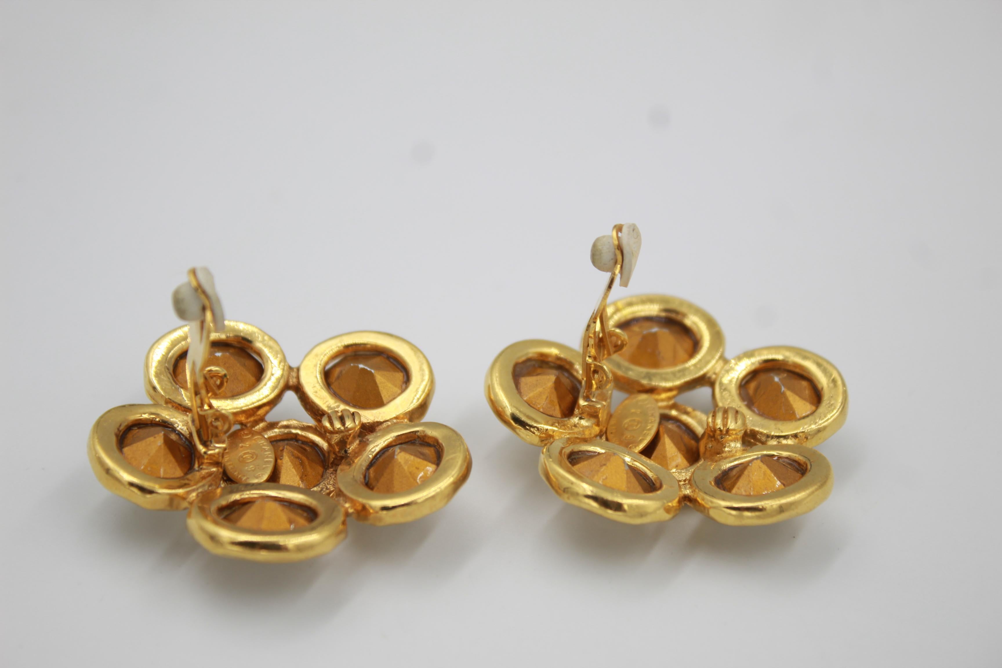 Women's Chanel earring in gold metals and stones For Sale