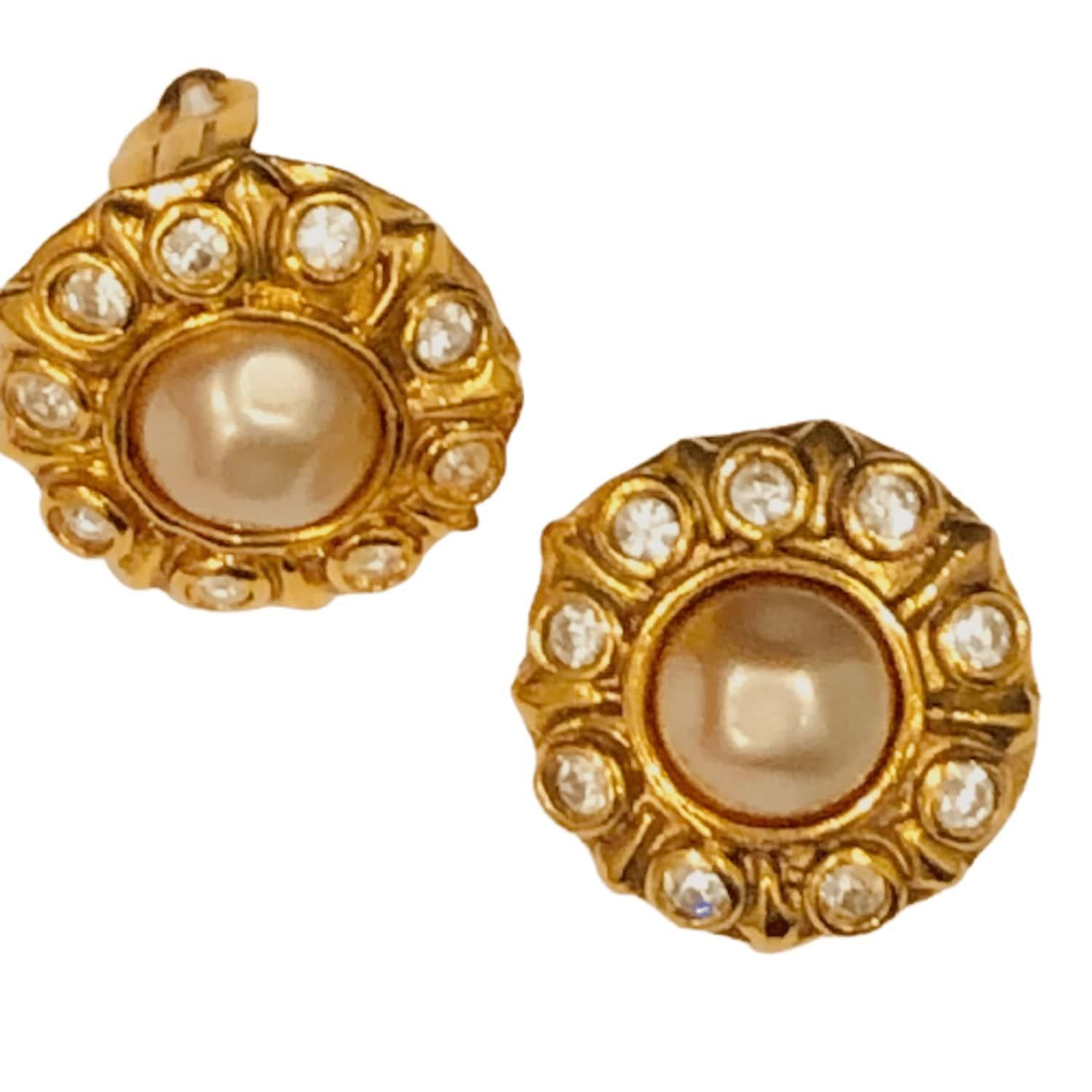 A stunning vintage very rare CHANEL flower earrings from the 1970s-1980s faceted pearl with crystals diamanté’s shape clip-on earrings. Beautifully handcrafted, featuring nine crystals like a diamond shape style, 24k gold plated, set with a creamy