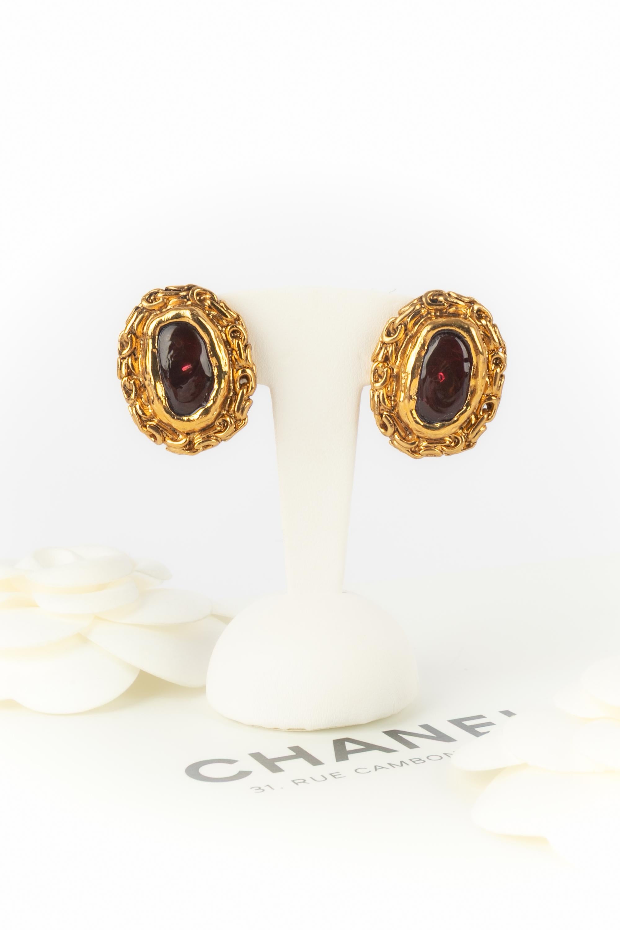 CHANEL - (Made in France) Golden metal clip-on earrings with red glass paste. A 1985 Collection.

Condition:
Very good condition

Dimensions:
2.2 cm x 3 cm

SKU:BOB168