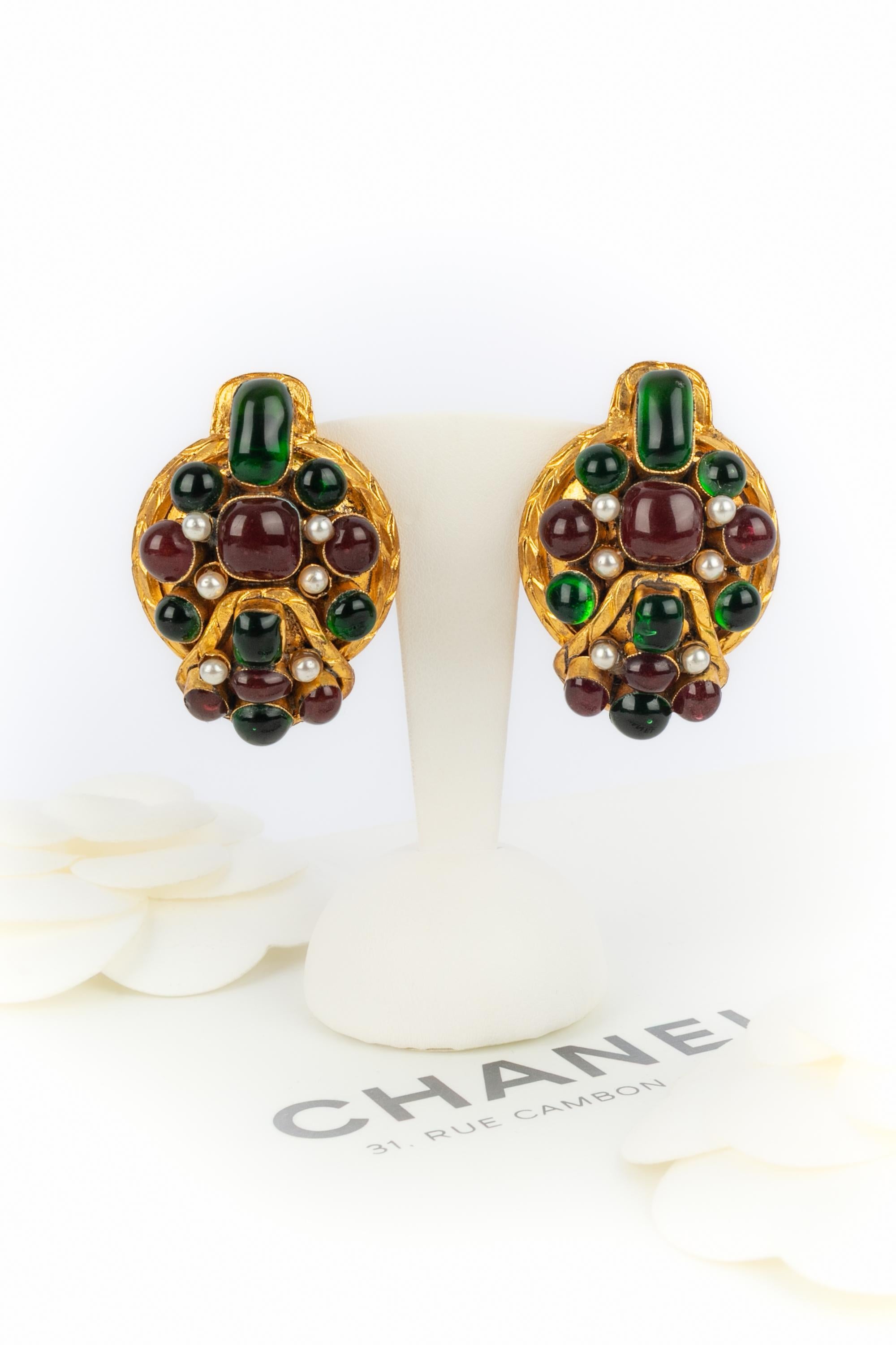 CHANEL - (Made in France) Orecchini in metallo dorato ornati con pasta di vetro rossa e verde e decorati con piccole perle di costume. Una collezione del 1985 circa sotto la direzione artistica di Karl Lagerfeld

Condizioni:
Ottime