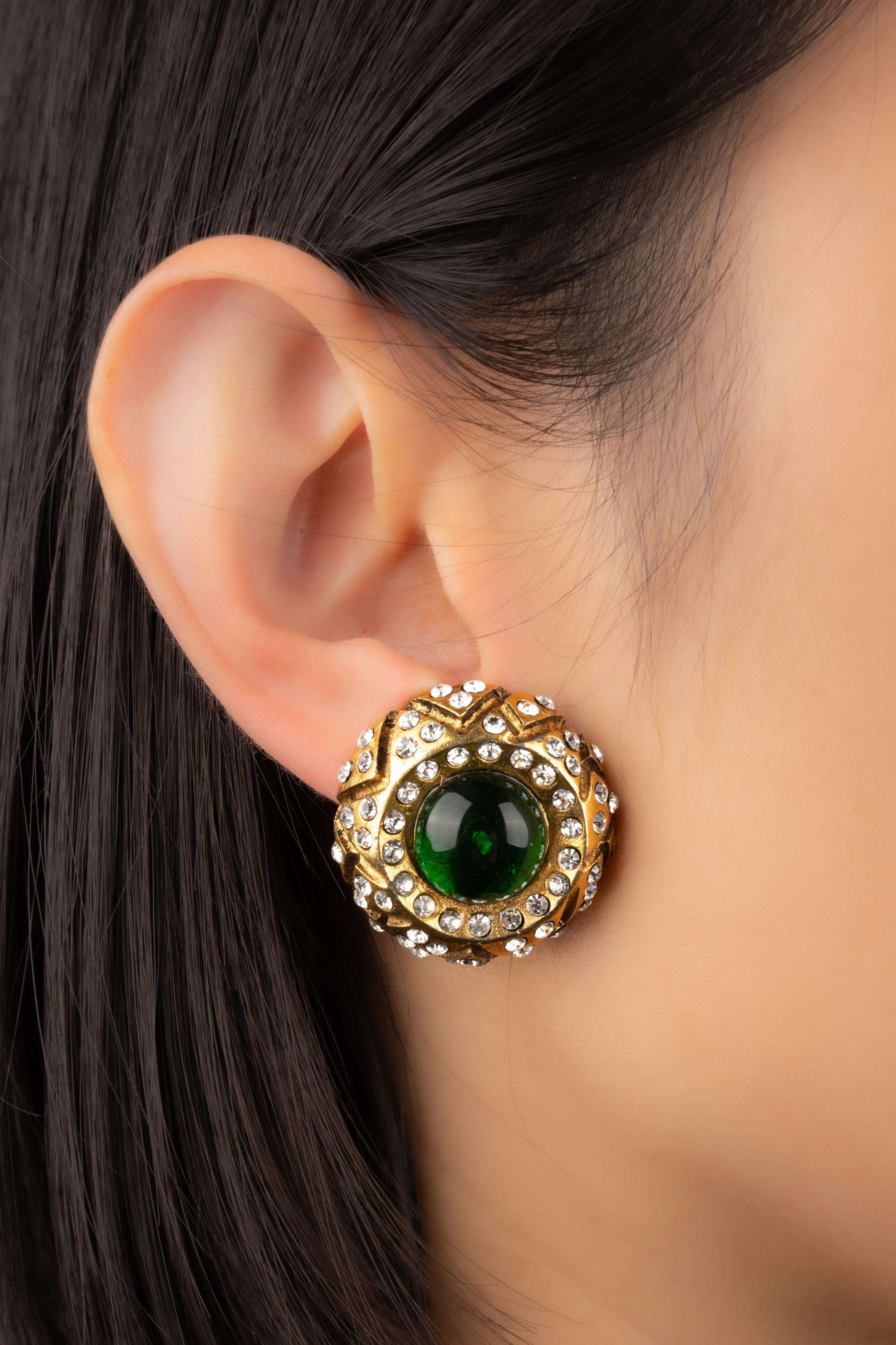CHANEL - (Made in France) Golden metal clip-on earrings with green glass paste cabochons and Swarovski rhinestones. Jewelry from the 1990s.

Condition:
Very good condition

Dimensions:
Diameter: 3 cm

SKU:BOB37