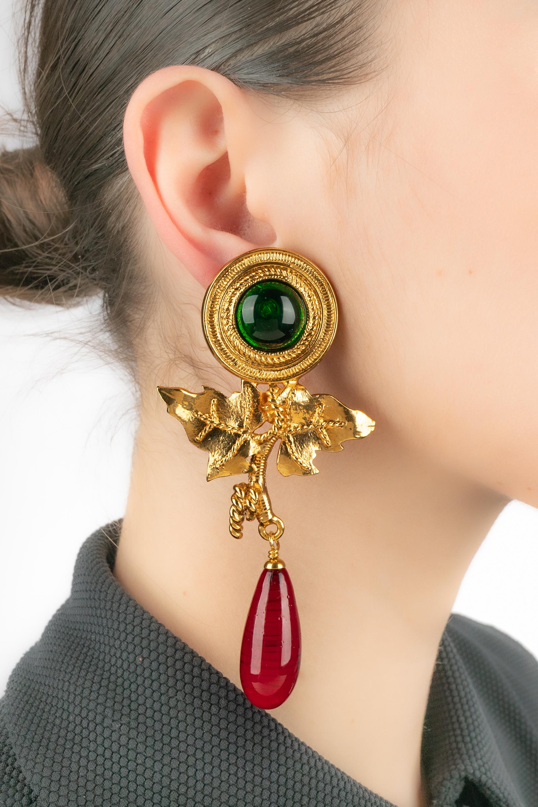 Chanel - (Made in France) Orecchini lunghi a clip in metallo dorato con cabochon in pasta di vetro rossa e verde. Collezione 2cc9 - gioielli degli anni '90.

Condizioni:
Ottime condizioni

Dimensioni:
Lunghezza: 10,5 cm

SKU:BOB230