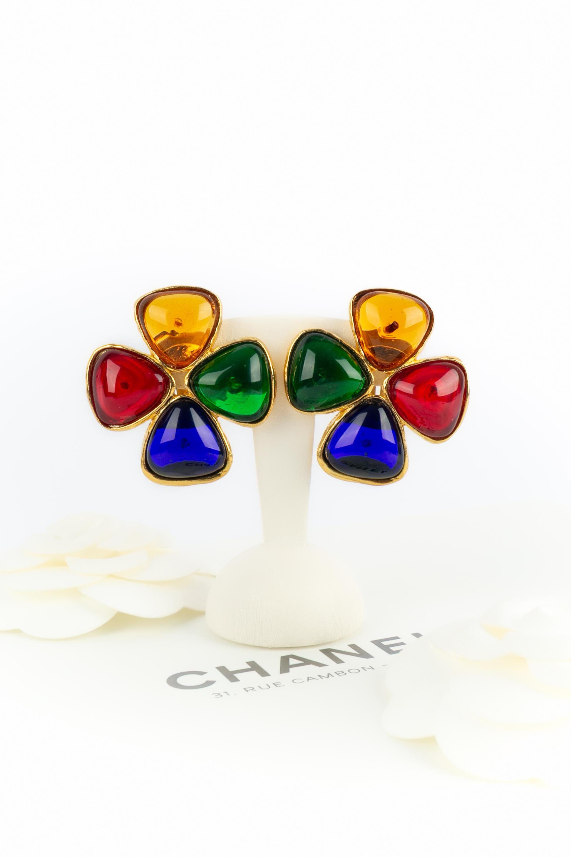 Chanel - (Made in France) Orecchini a clip in metallo dorato con cabochon in pasta di vetro colorata. Una collezione 2cc6 - sotto la direzione artistica di Karl Lagerfeld.

Condizioni:
Ottime condizioni

Dimensioni:
4,5 cm x 4,5 cm

SKU:BOB244