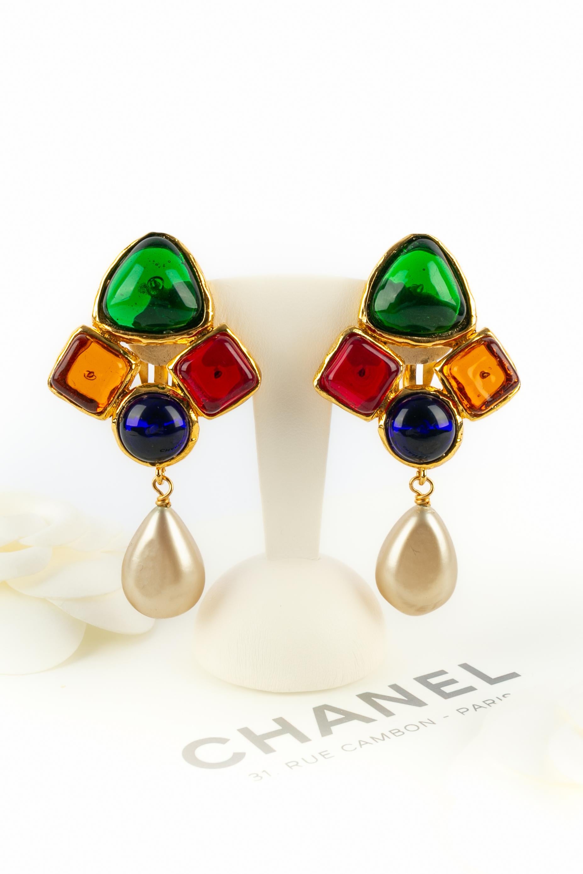 CHANEL - (Fabriqué en France) Boucles d'oreilles clips en métal doré avec cabochons en pâte de verre et gouttes de perles fantaisie. Une Collection S sous la direction artistique de Karl Lagerfeld.

Condit :
Très bon état.

Dimensions :
Longueur :