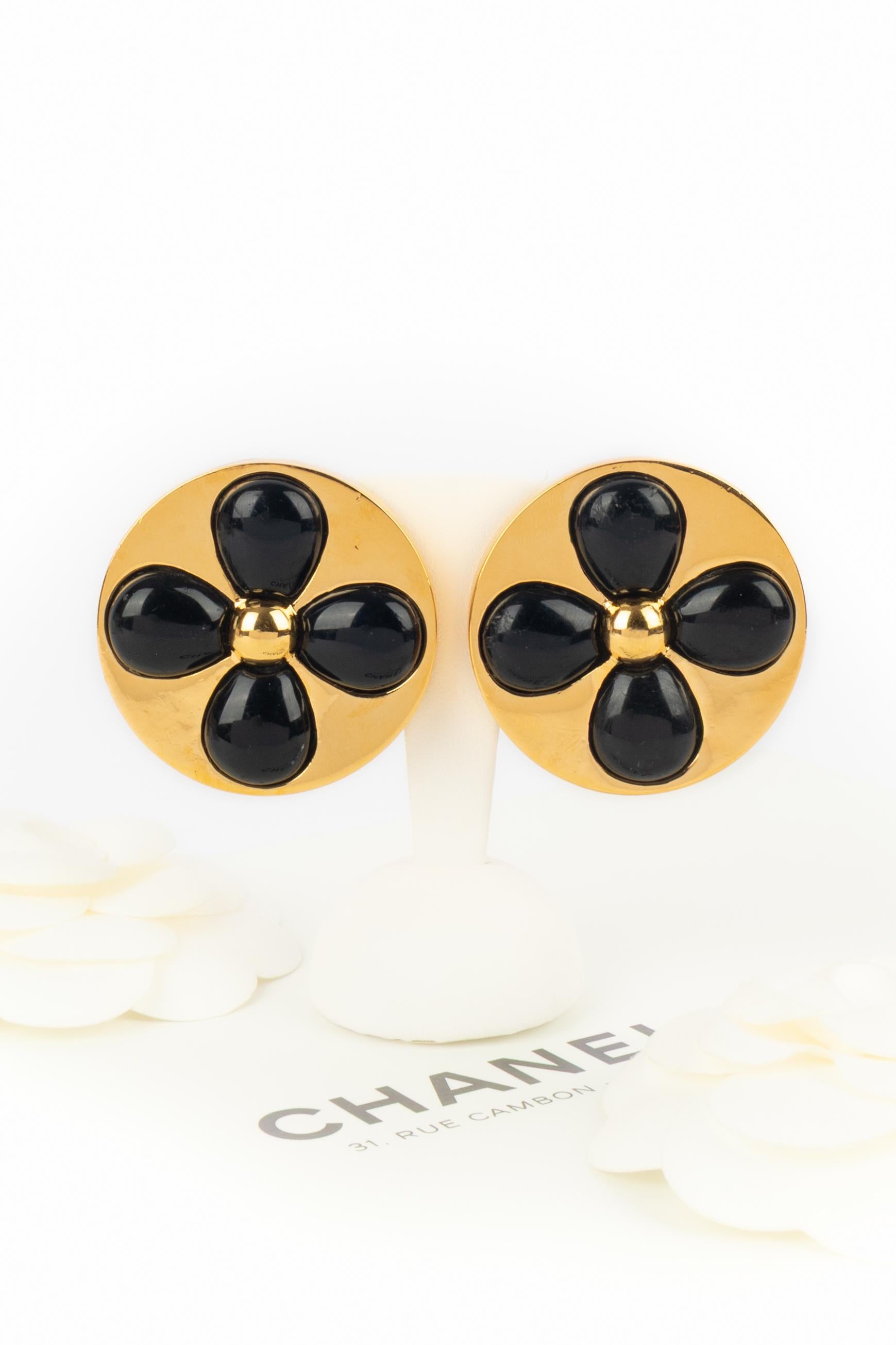 CHANEL - (Made in France) Golden metal earrings with black glass paste. A 2cc3 Collection.

Condition:
Very good condition

Dimensions:
Diameter: 4.5 cm

SKU:BOB40