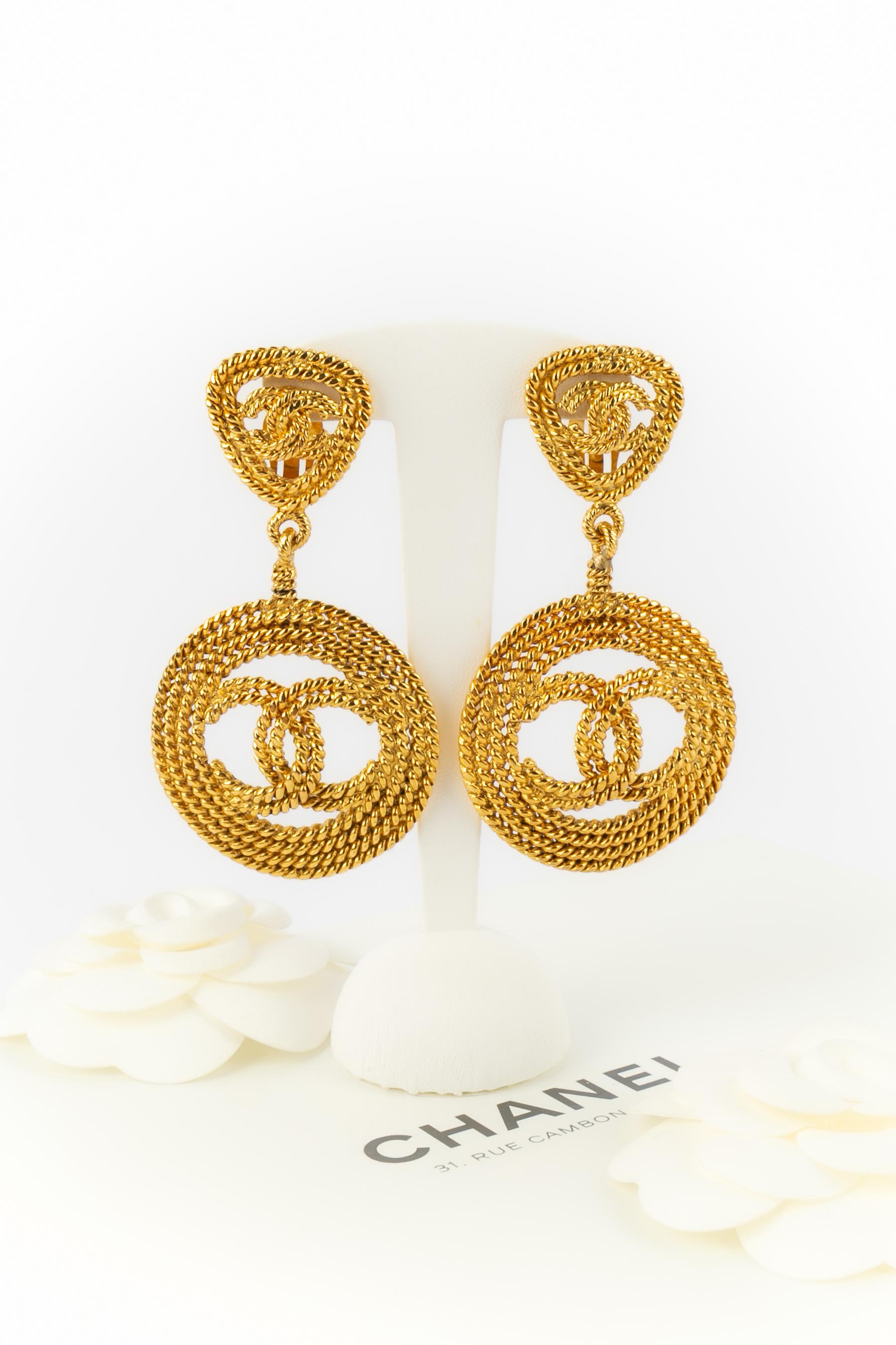 CHANEL - (Fabriqué en France) Boucles d'oreilles à clip en métal doré. A 2cc8 Collectional.

Condit :
Très bon état.

Dimensions :
Hauteur : 9 cm

SKU:BOB141