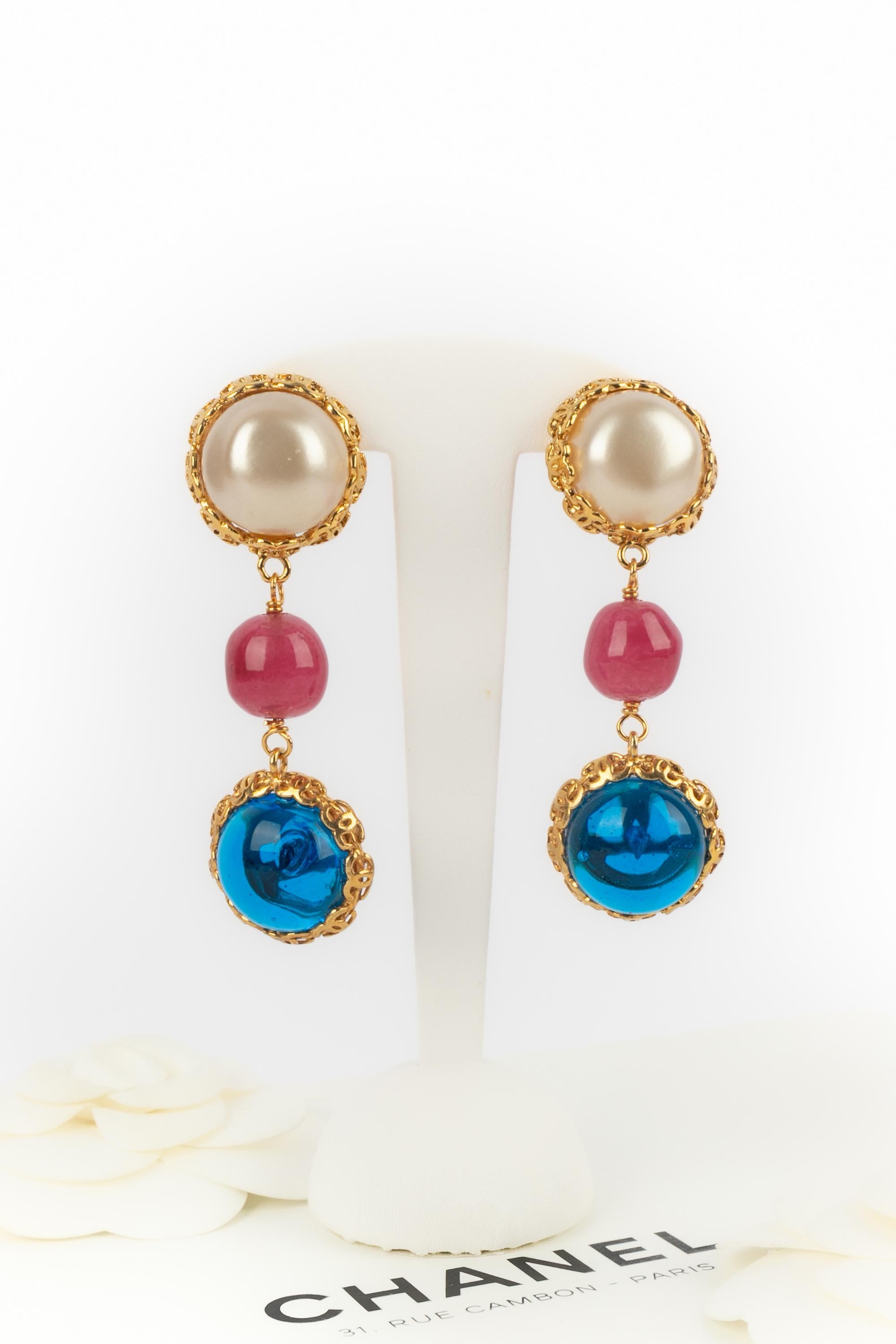 CHANEL - (Fabriqué en France) Longues boucles d'oreilles clips en métal doré avec cabochons nacrés et pâte de verre. Une Collection S sous la direction artistique de Karl Lagerfeld.

Condit :
Très bon état.

Dimensions :
Longueur : 7,5 cm

SKU:BOB70