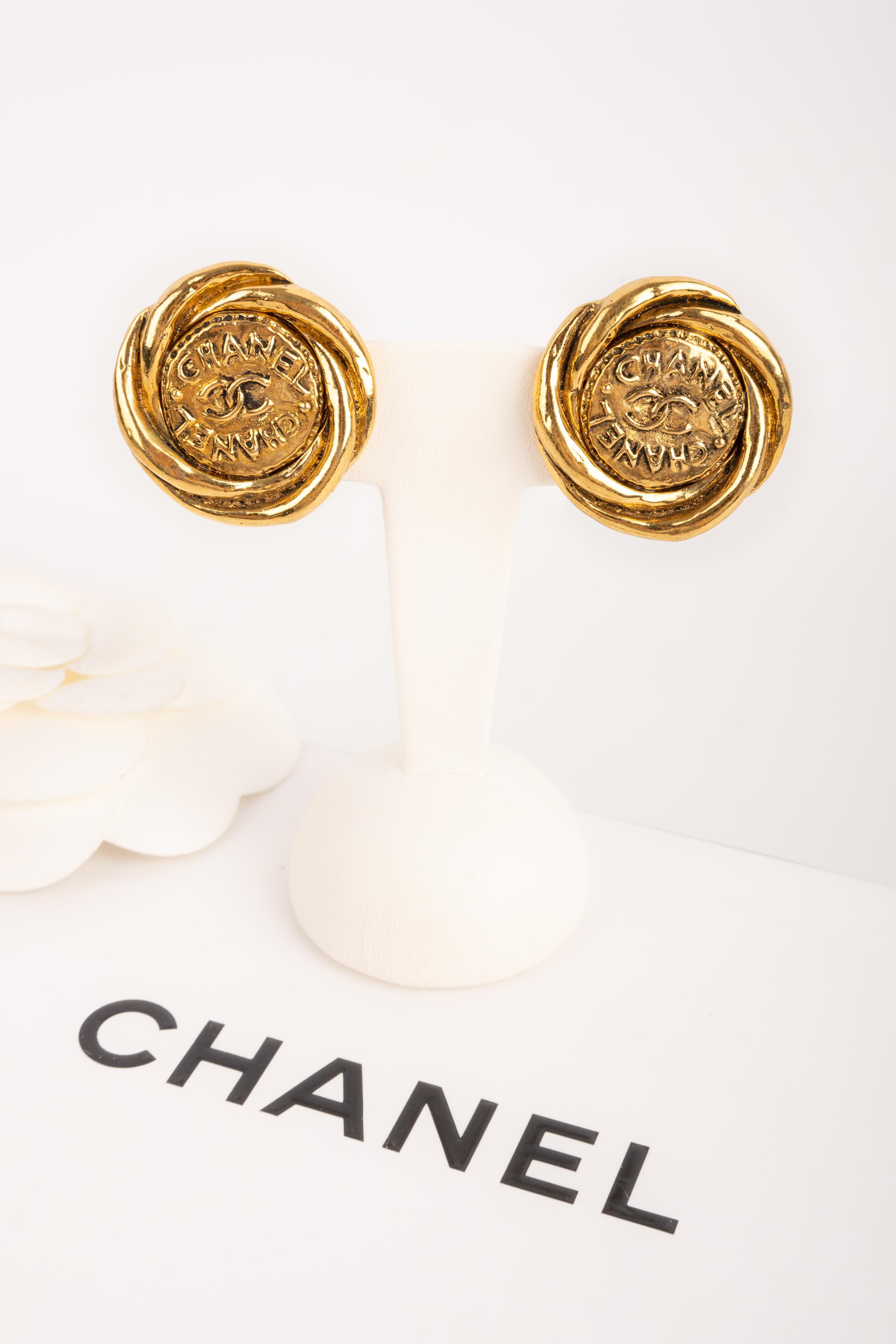 CHANEL - (Made in France) Golden metal clip-on earrings from 1993.

Condition:
Very good condition

Dimensions:
Diameter: 3 cm

SKU:BOB40
