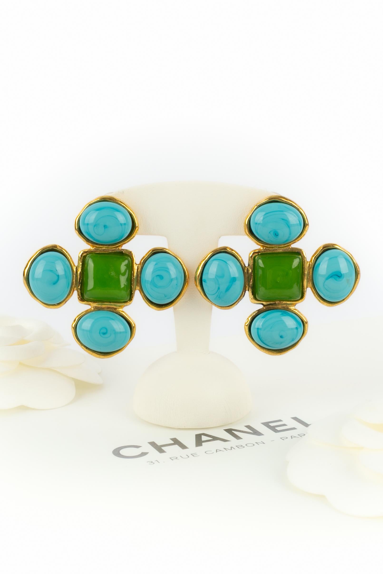 CHANEL - (Fabriqué en France) Boucles d'oreilles à clip en métal doré avec cabochons en pâte de verre bleue et verte. Collectional printemps-été 1993 sous la direction artistique de Karl Lagerfeld.

Condit :
Très bon état.

Dimensions :
5 cm x 5