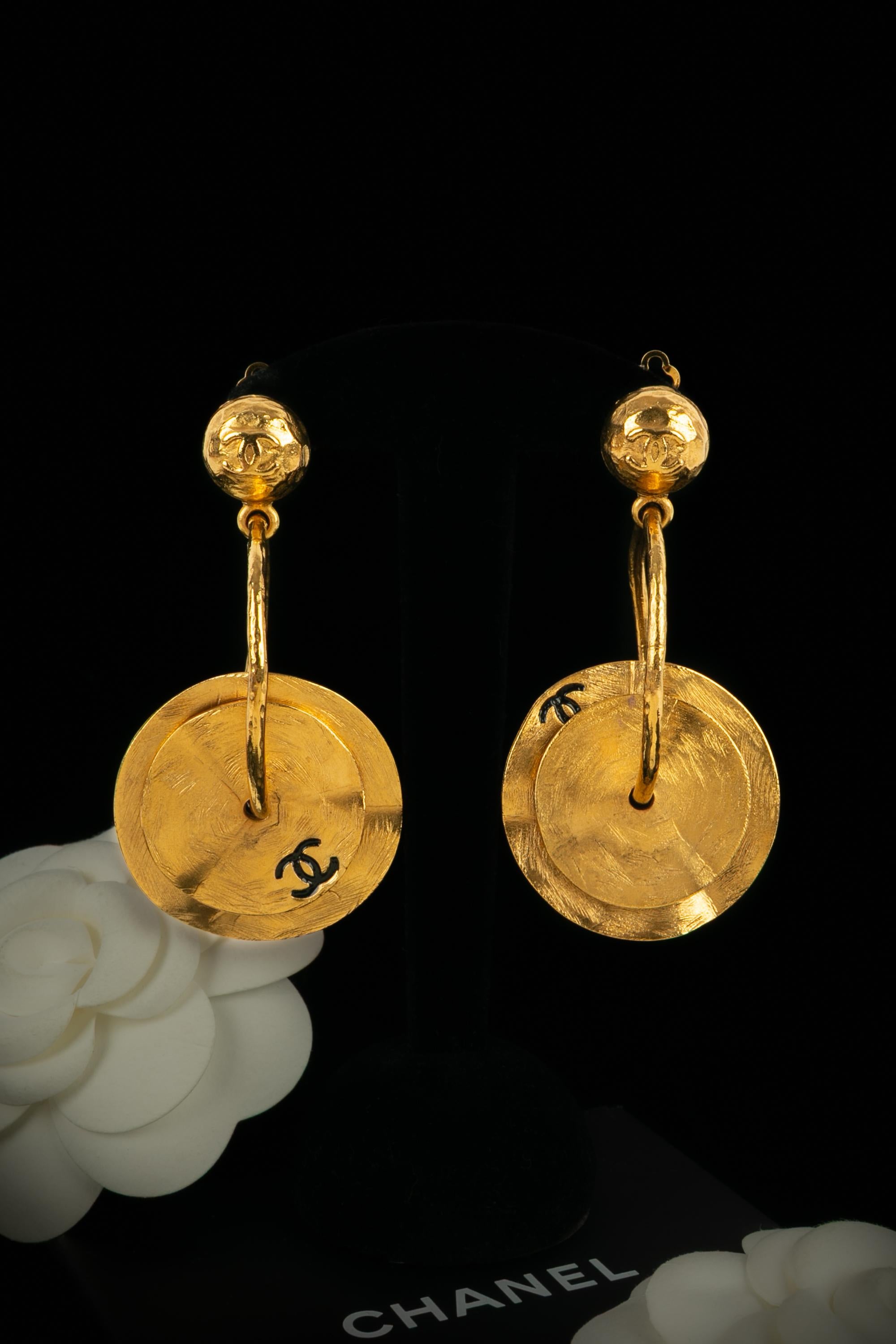 Chanel - (Made in France) Orecchini a clip in metallo dorato. Collezione Primavera-Estate 1994 sotto la direzione artistica di Karl Lagerfeld.

Condizioni:
Ottime condizioni

Dimensioni:
Lunghezza: 7.6 cm

SKU:BOB292