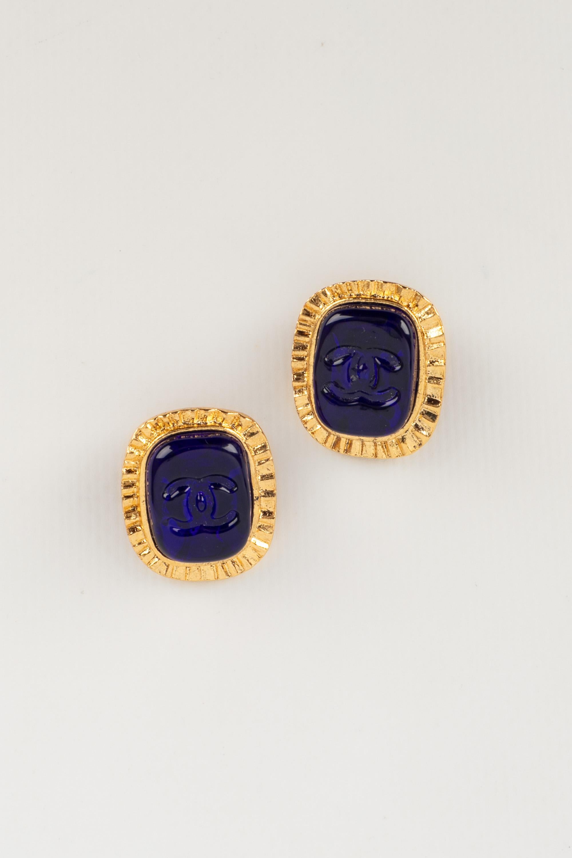 CHANEL - (Made in France) Golden metal clip-on earrings topped with a blue glass paste cabochon. 1995 Spring-Summer Collection.

Condition:
Very good condition

Dimensions:
Height: 3 cm

BOB66