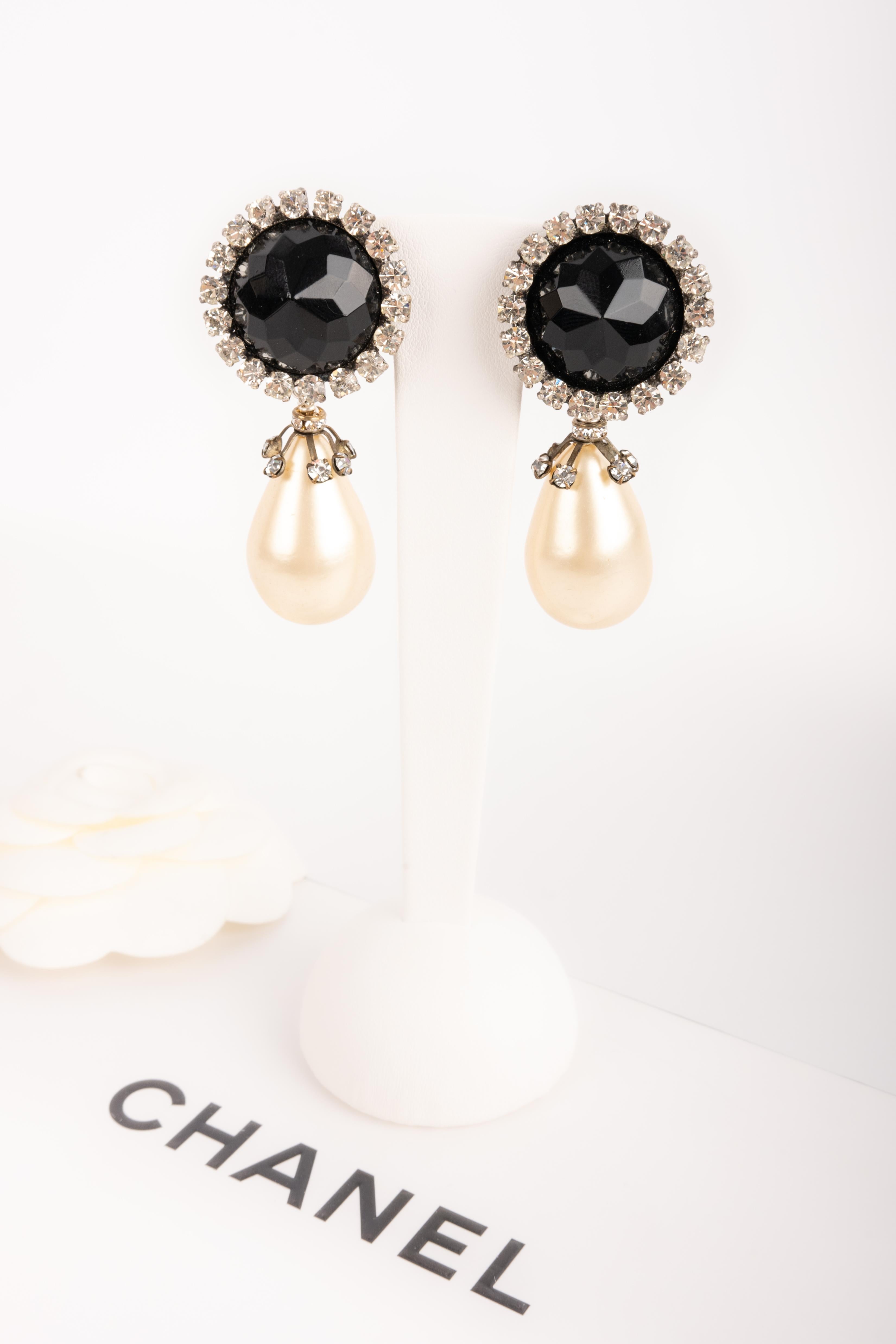 CHANEL - (Made in France) Silvery metal clip-on earrings with glass paste, Swarovski rhinestones, and costume pearly drops. 1995 Fall-Winter Collection under the direction of Karl Lagerfeld.

Condition:
Very good condition

Dimensions:
Length: 6