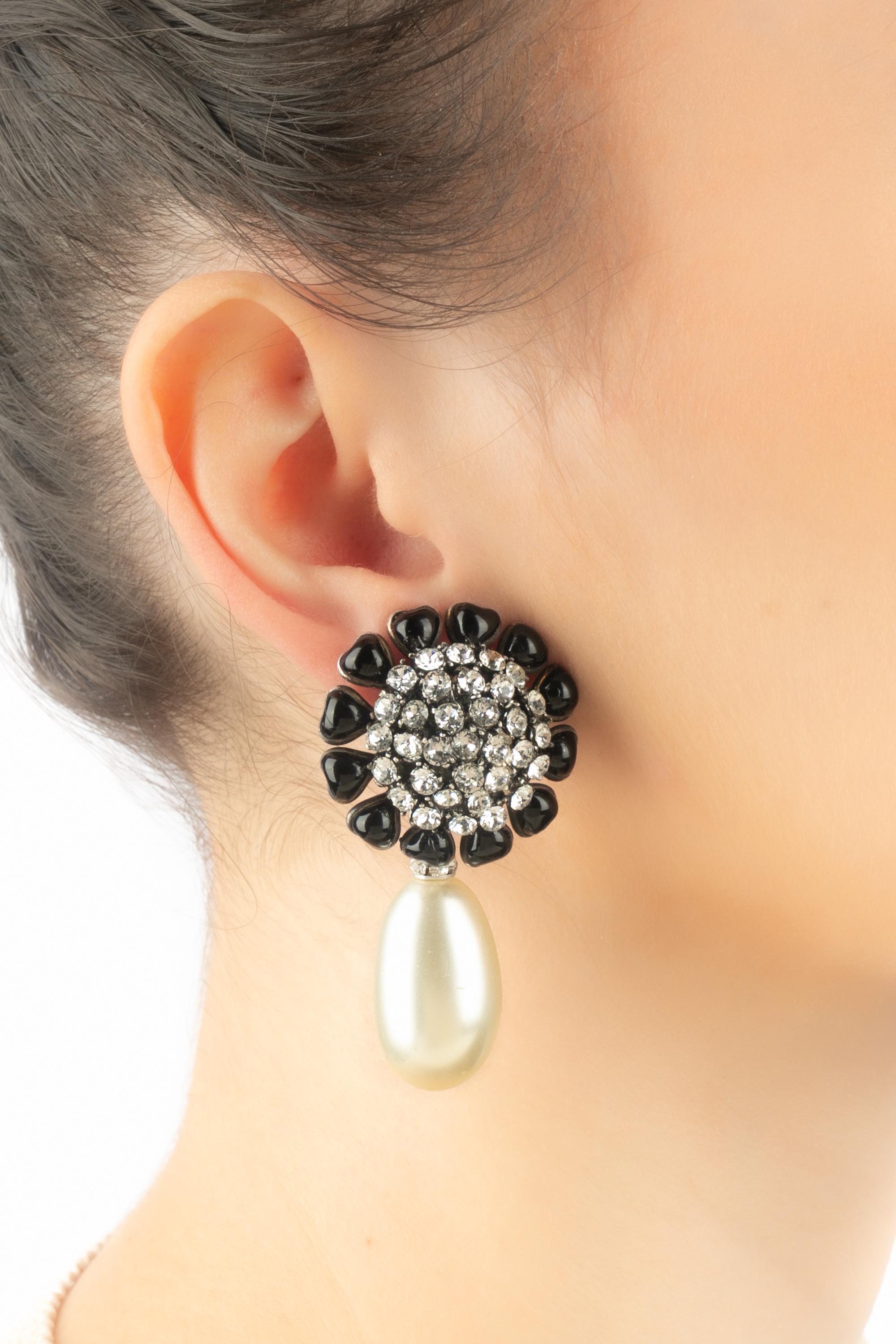 Donna Orecchini Chanel 1995 in vendita