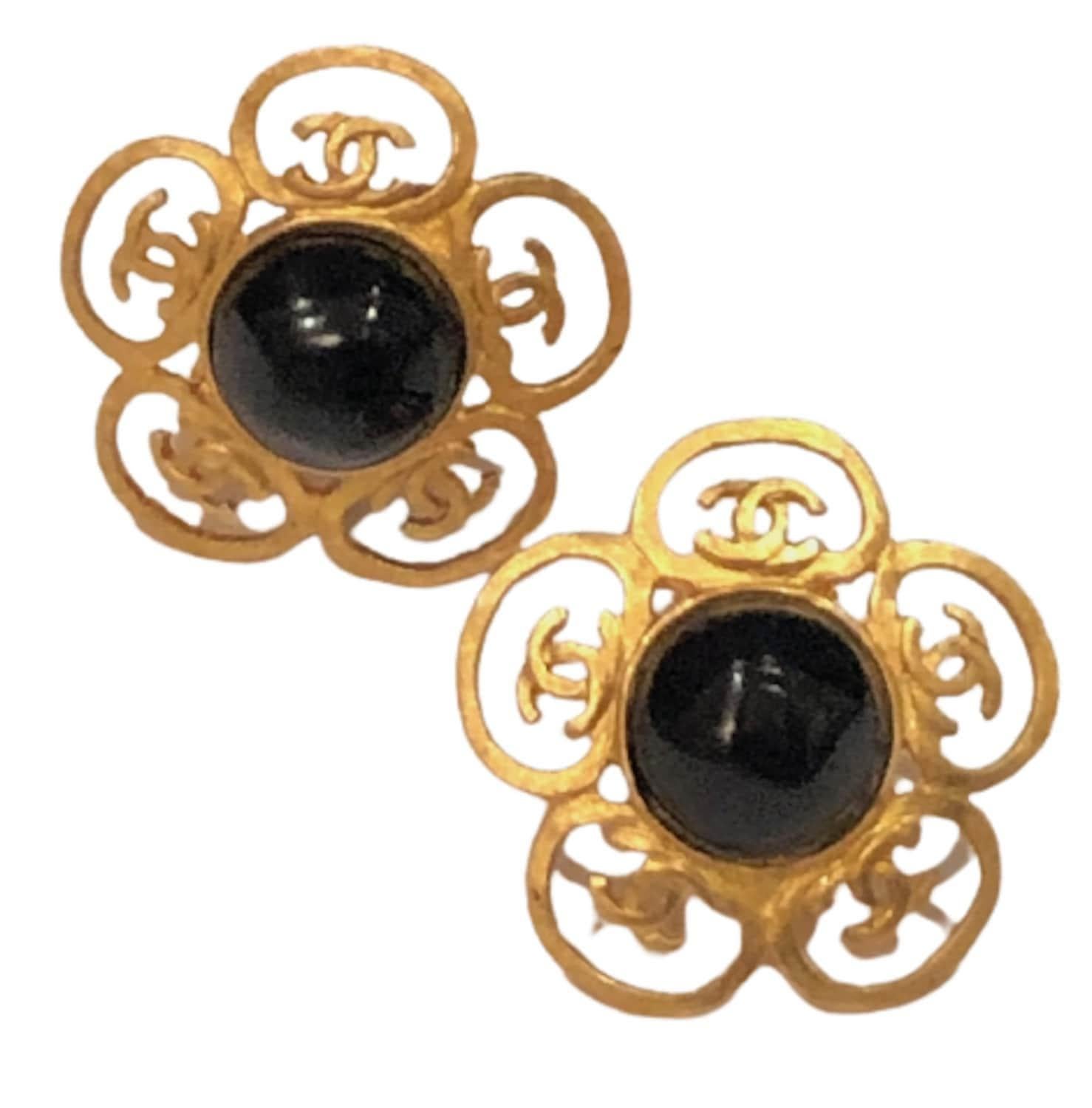 CHANEL Earrings 1995 Vintage Black Gripoix Gold Toned CC Flower Clip On W/Box
A 1995 CHANEL Gripoix flower CC logo clip-on earrings. Featuring five CC logo flower petals in 24k gold plated, set with a black faceted Gripoix stone. In excellent