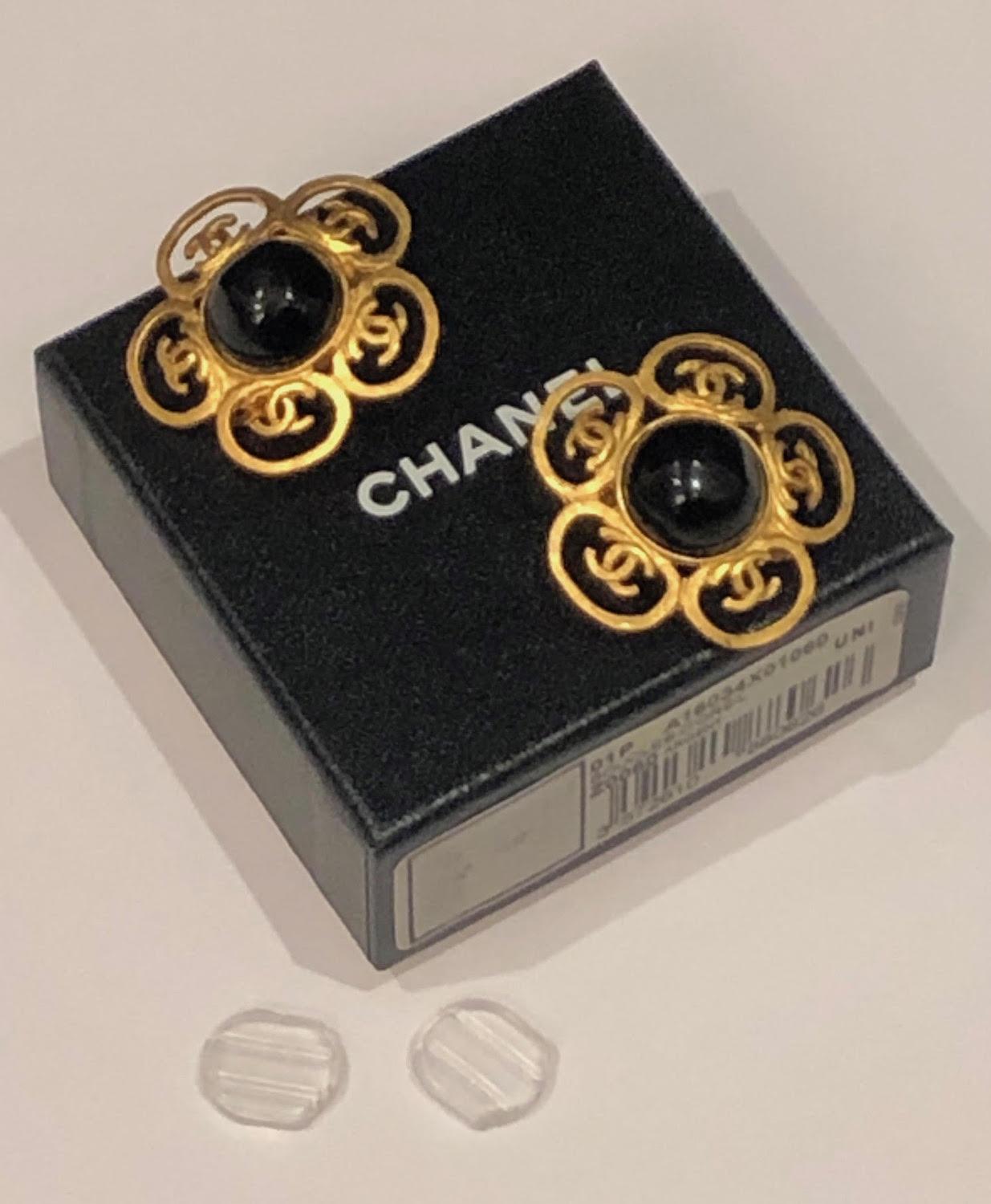 Boucles d'oreilles CHANEL Clips d'oreilles vintage Gripoix noir et or en forme de fleur CC, 1995, avec boîte Excellent état - En vente à London, GB