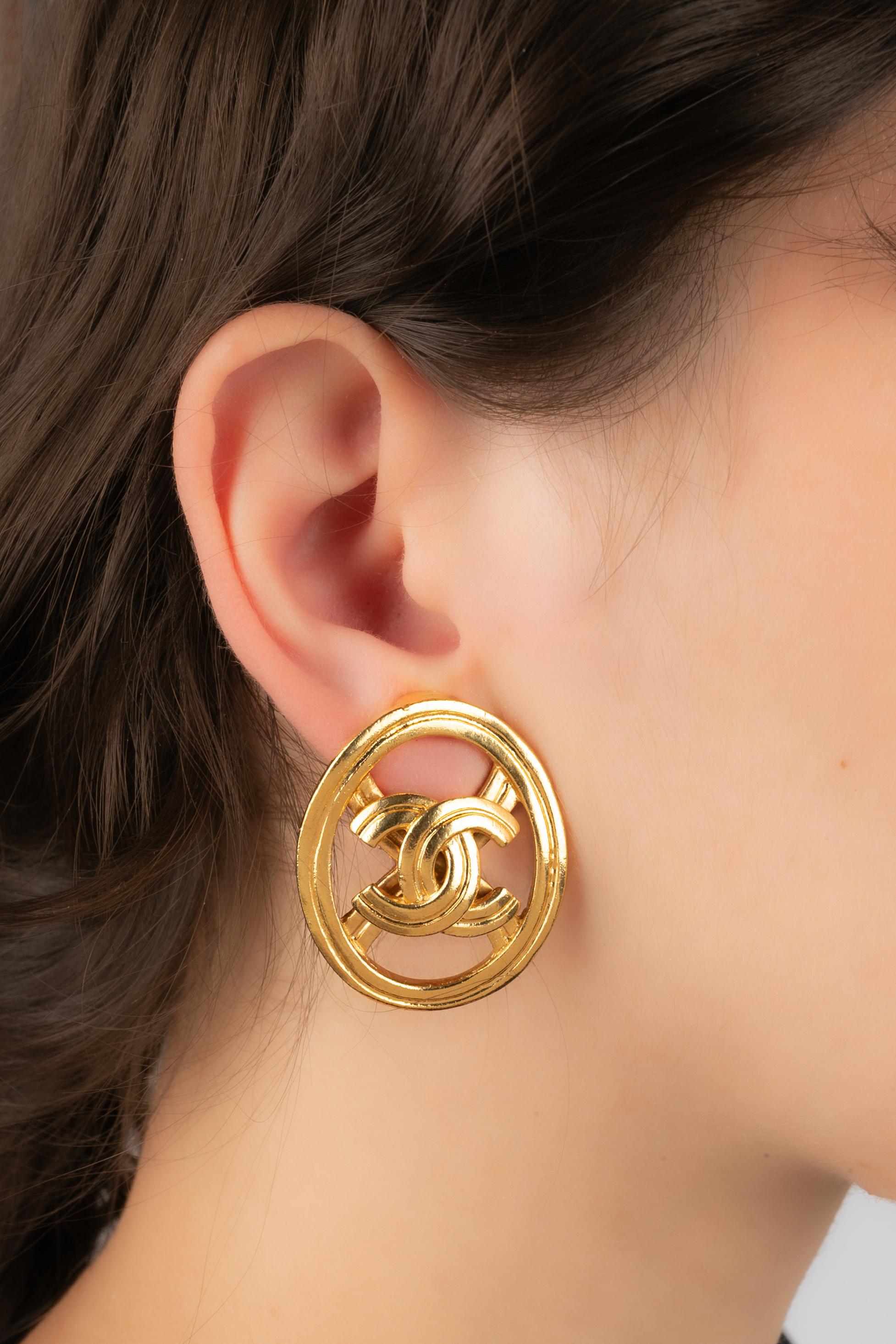CHANEL - (Made in France) Golden metal clip-on earrings centered with a cc logo. 1996 Spring-Summer Collection.

Condition:
Very good condition

Dimensions:
3.5 cm x 3 cm

SKU:BOB242