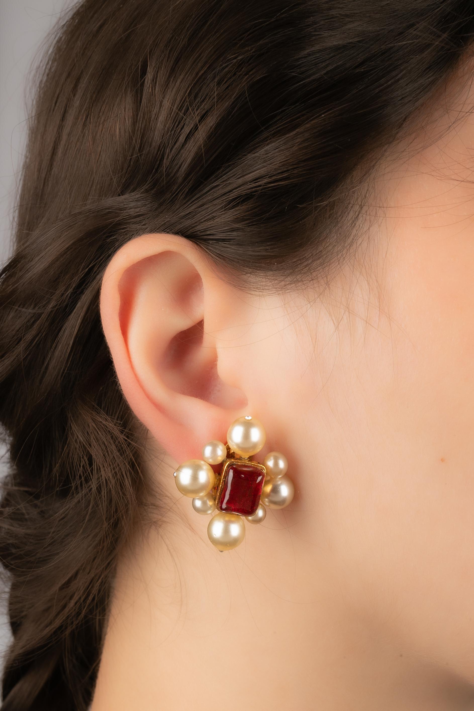 CHANEL - (Made in France) Golden metal clip-on earrings with costume pearls a red glass paste cabochons. 1997 Fall-Winter Collection.

Condition:
Very good condition

Dimensions:
3 cm x 3 cm

SKU:BOB28