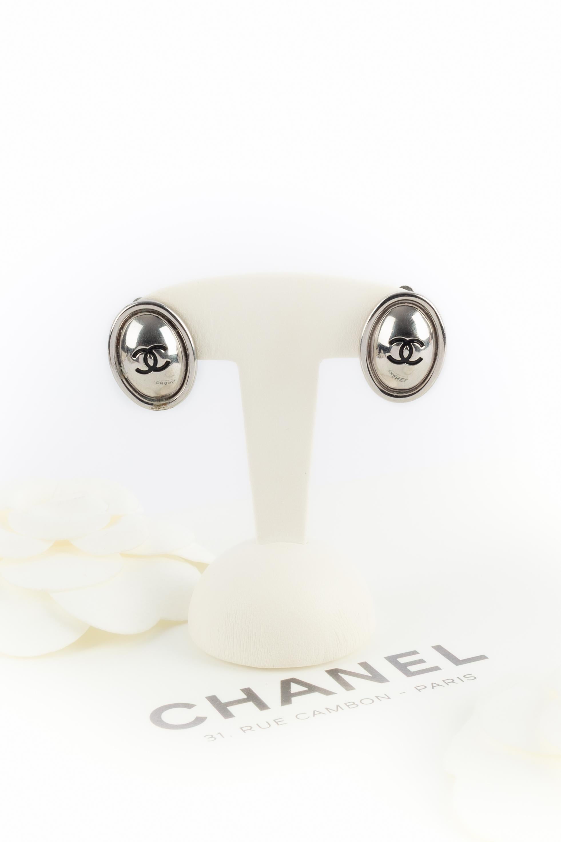 Chanel - (Made in France) Orecchini a clip in metallo argentato con al centro i loghi cc. Collezione Primavera-Estate 1999 sotto la direzione artistica di Karl Lagerfeld.

Condizioni:
Ottime condizioni

Dimensioni:
2 cm x 1.5 cm

SKU:BOB22