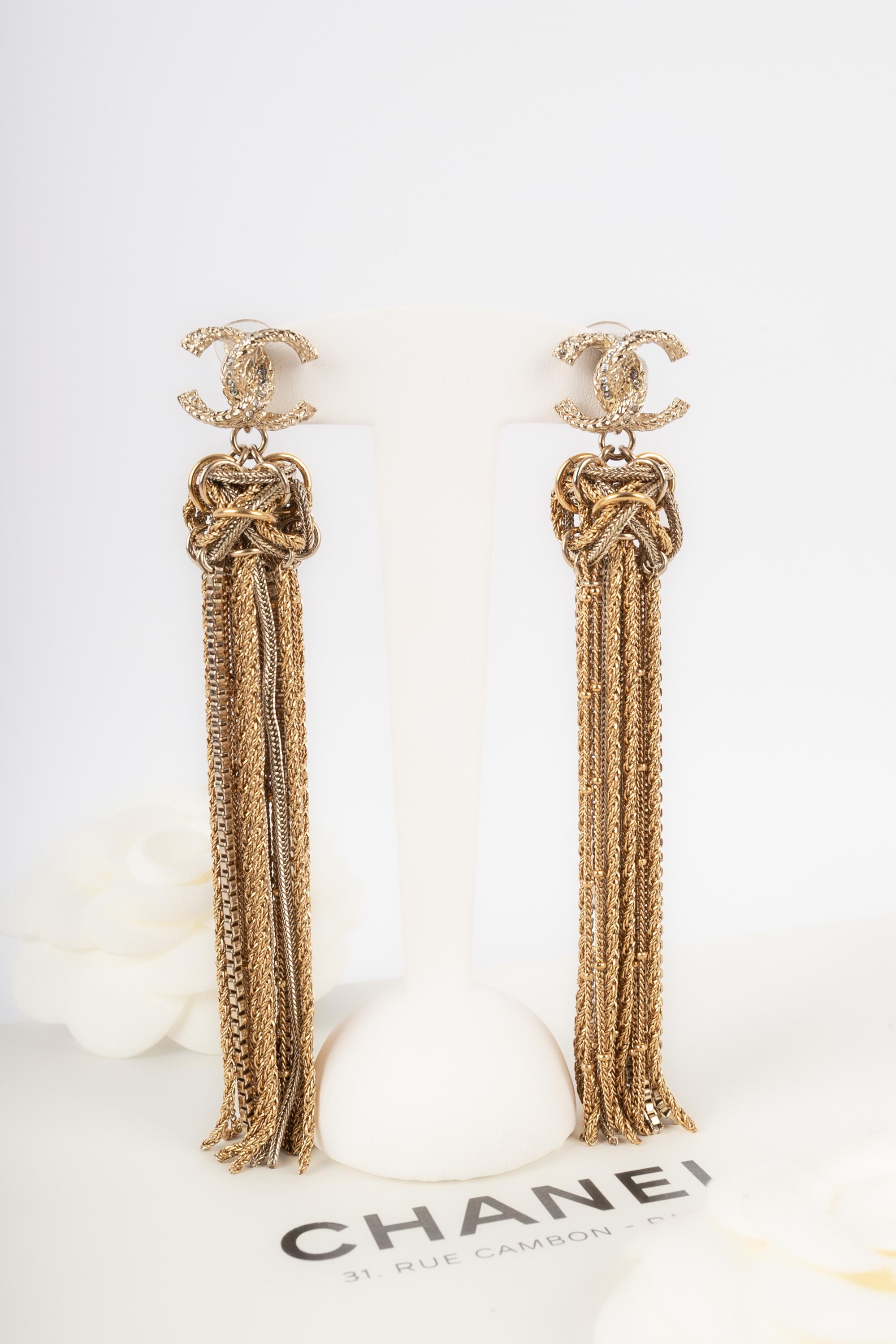 CHANEL - (Made in France) Golden metal cc earrings with a chain pompom. 2017 Collection.

Condition:
Very good condition

Dimensions:
Height: 12 cm

BOB13