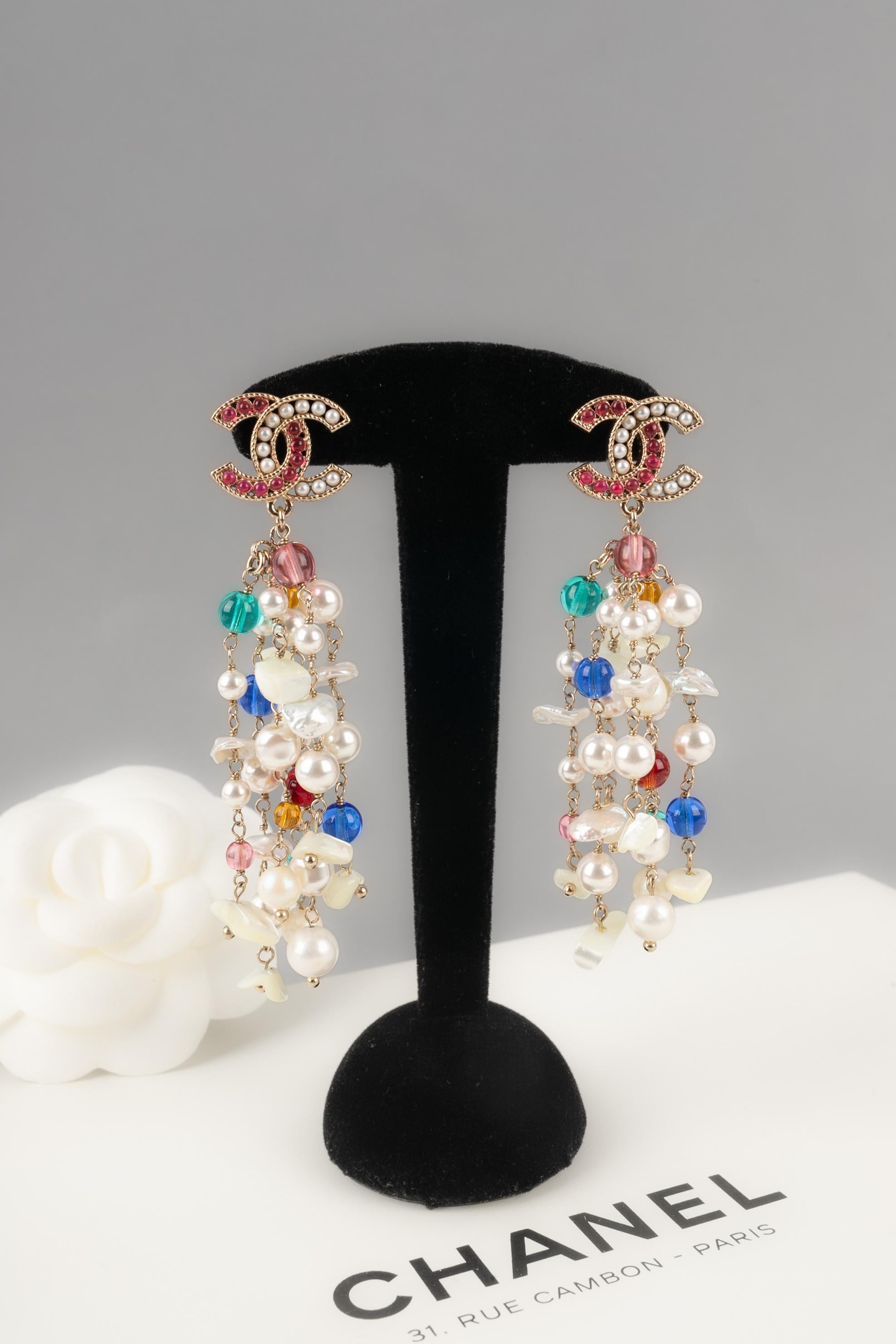 CHANEL - (Made in France) Champagne metal earrings with pearls. 2018 Collection.

Condition:
Very good condition

Dimensions:
Height: 8 cm

BOB9