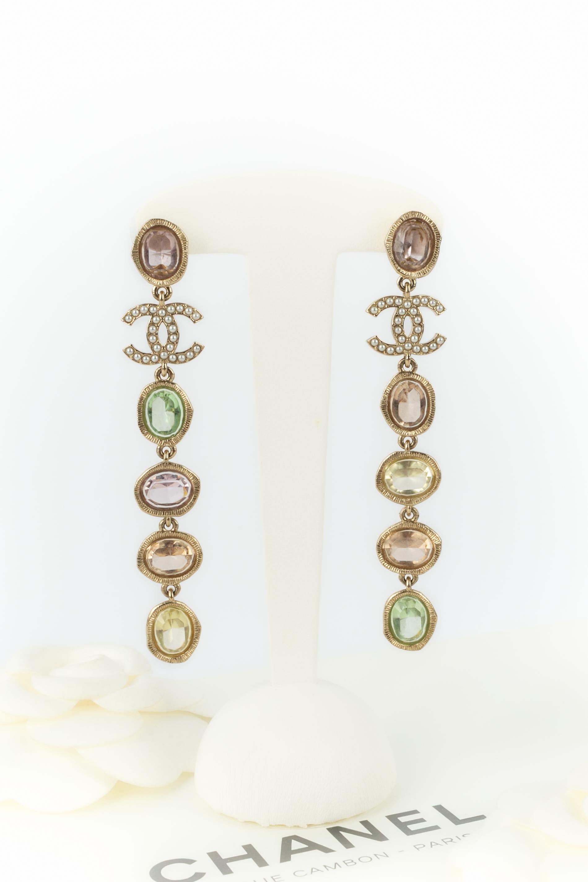 CHANEL - (Made in France) Long champagne metal earrings with pastel-color rhinestones. A 2023 Collection.

Condition:
Very good condition

Dimensions:
Length: 8 cm

SKU:BOB282

