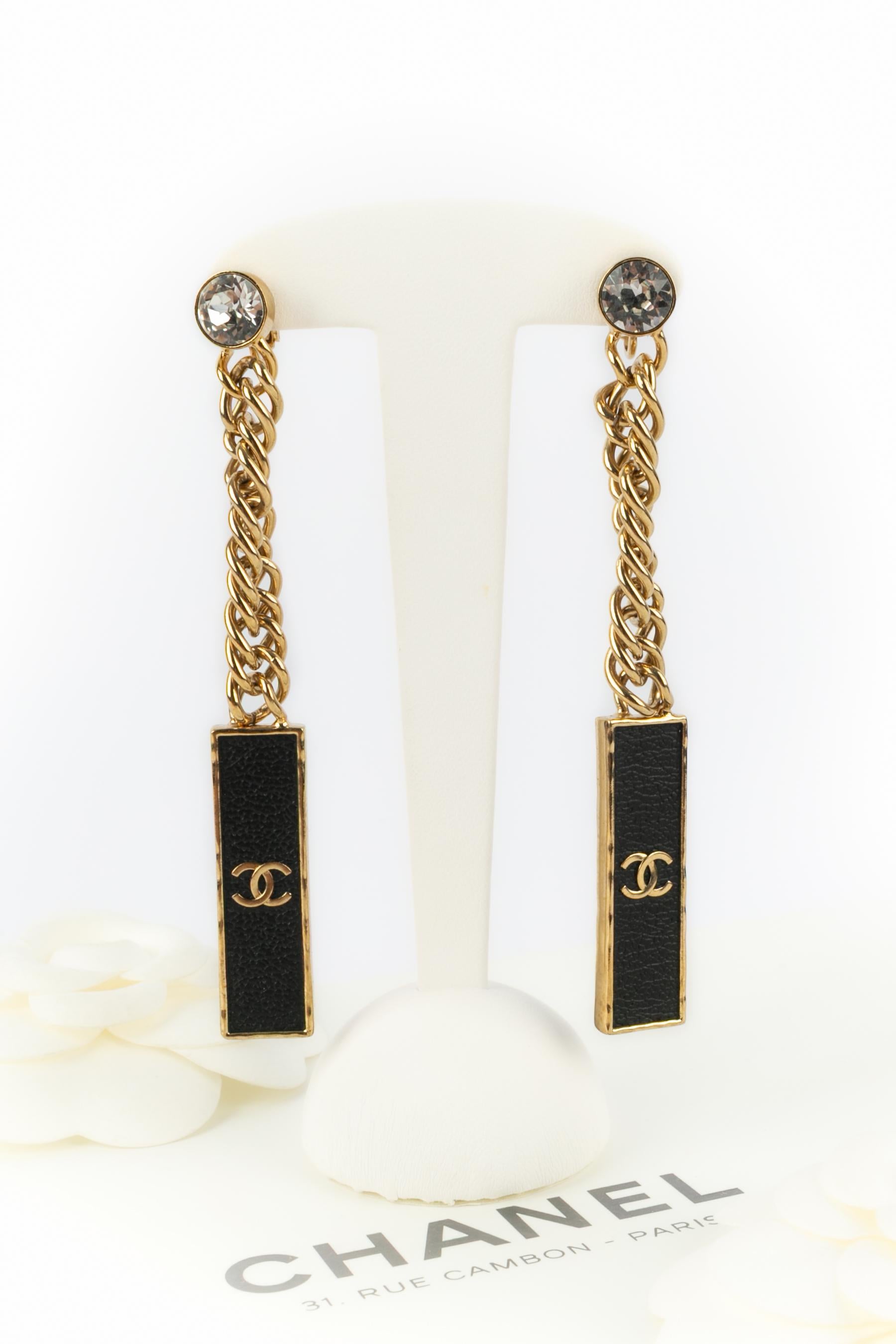 CHANEL - (Made in France) Orecchini a clip in metallo dorato con 'mollette' decorate con scritte Chanel. Una Collection'S 2023.

Condizioni:
Ottime condizioni

Dimensioni:
Lunghezza: 10 cm

SKU:BOB293