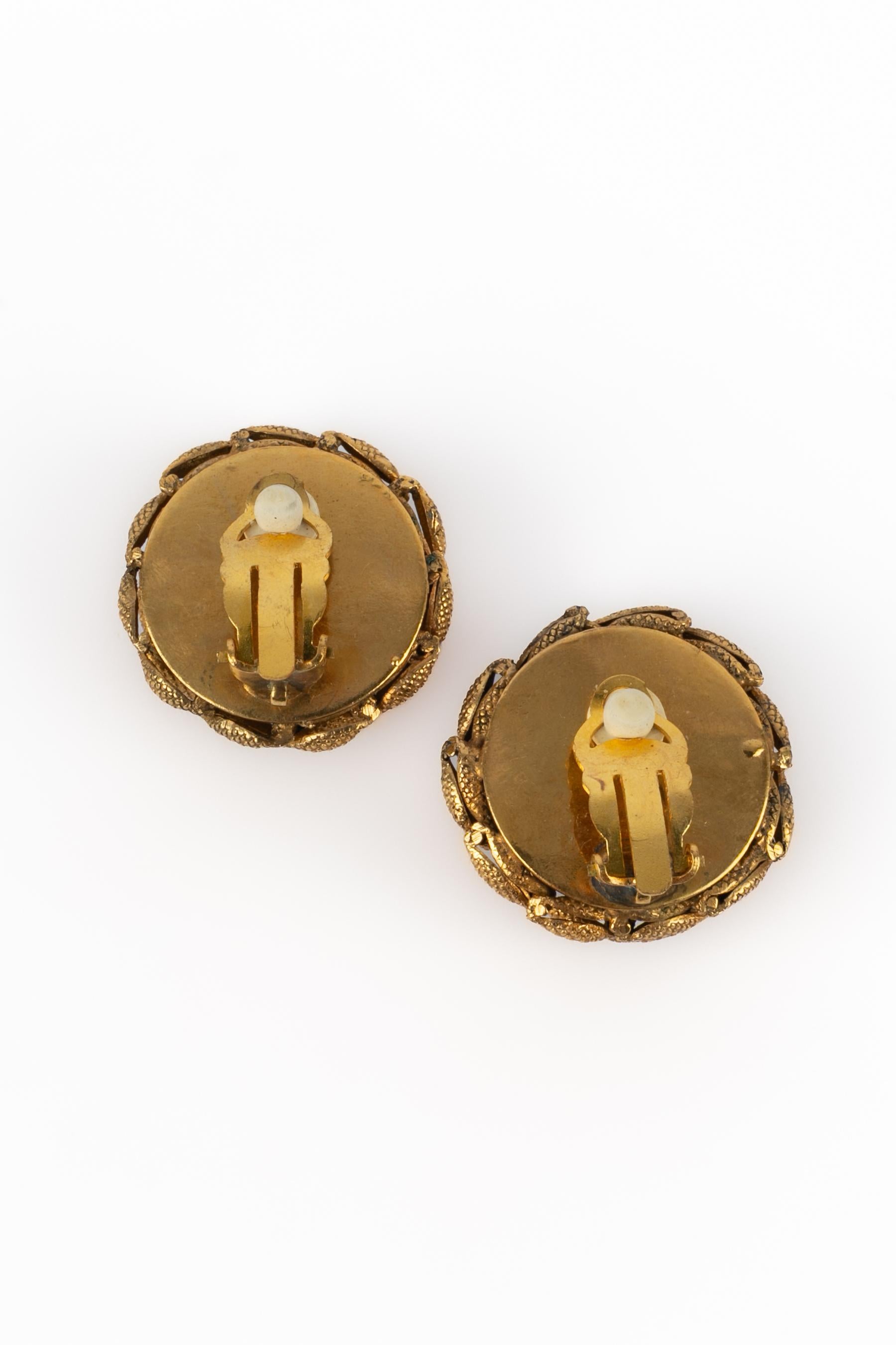 Donna Orecchini Chanel (attribuiti) in vendita