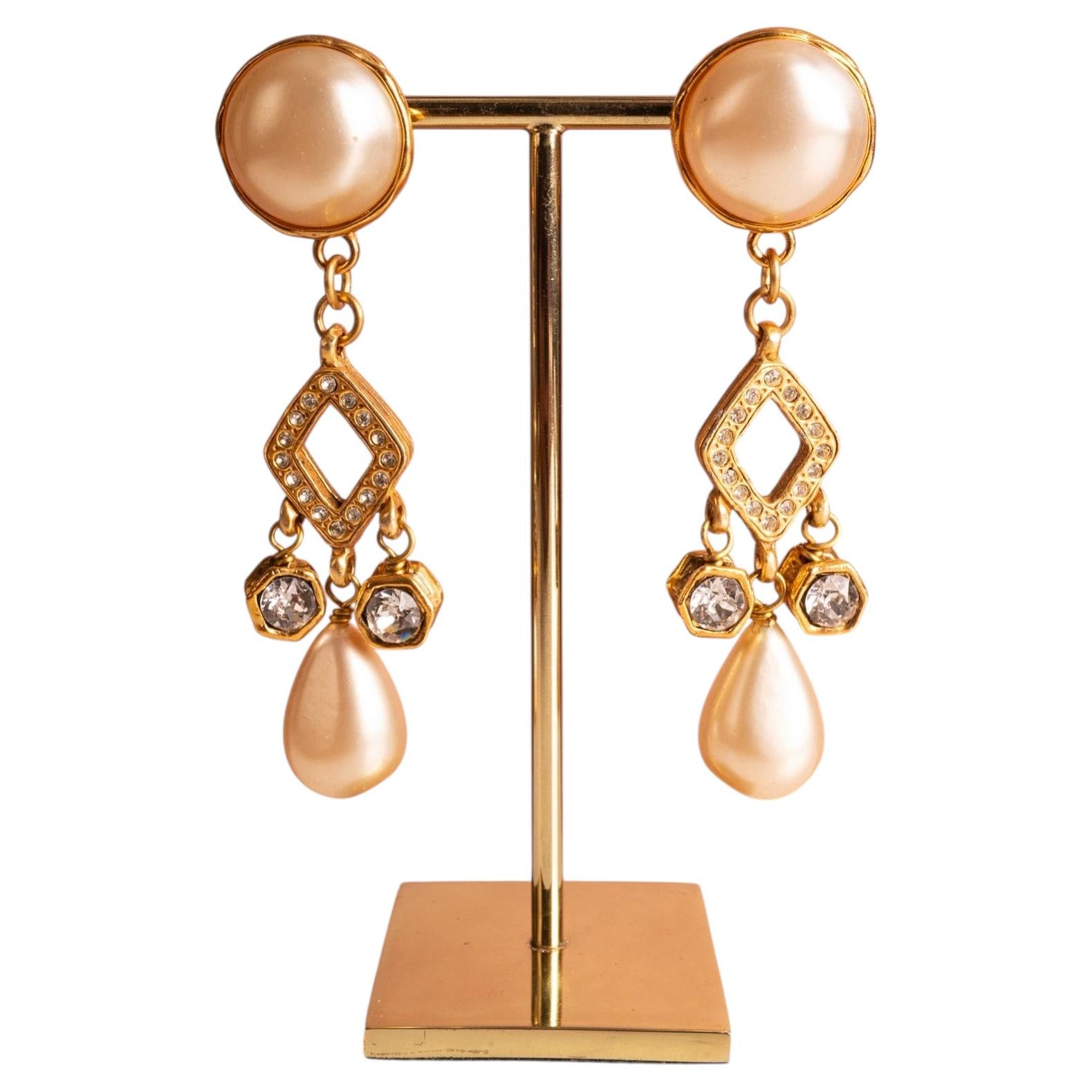 Pendientes de Chanel diseñados por Karl Lagerfeld, de alrededor de 1990