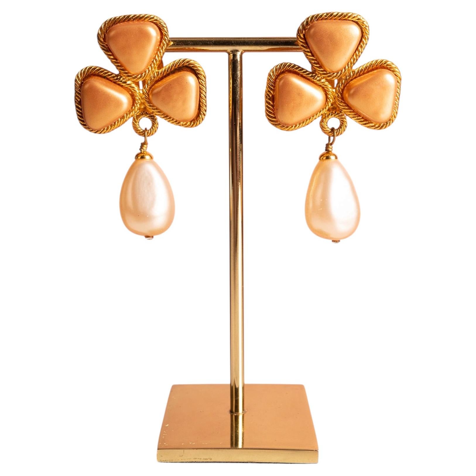 Boucles d'oreilles Chanel par Karl Lagerfeld printemps-été 1992