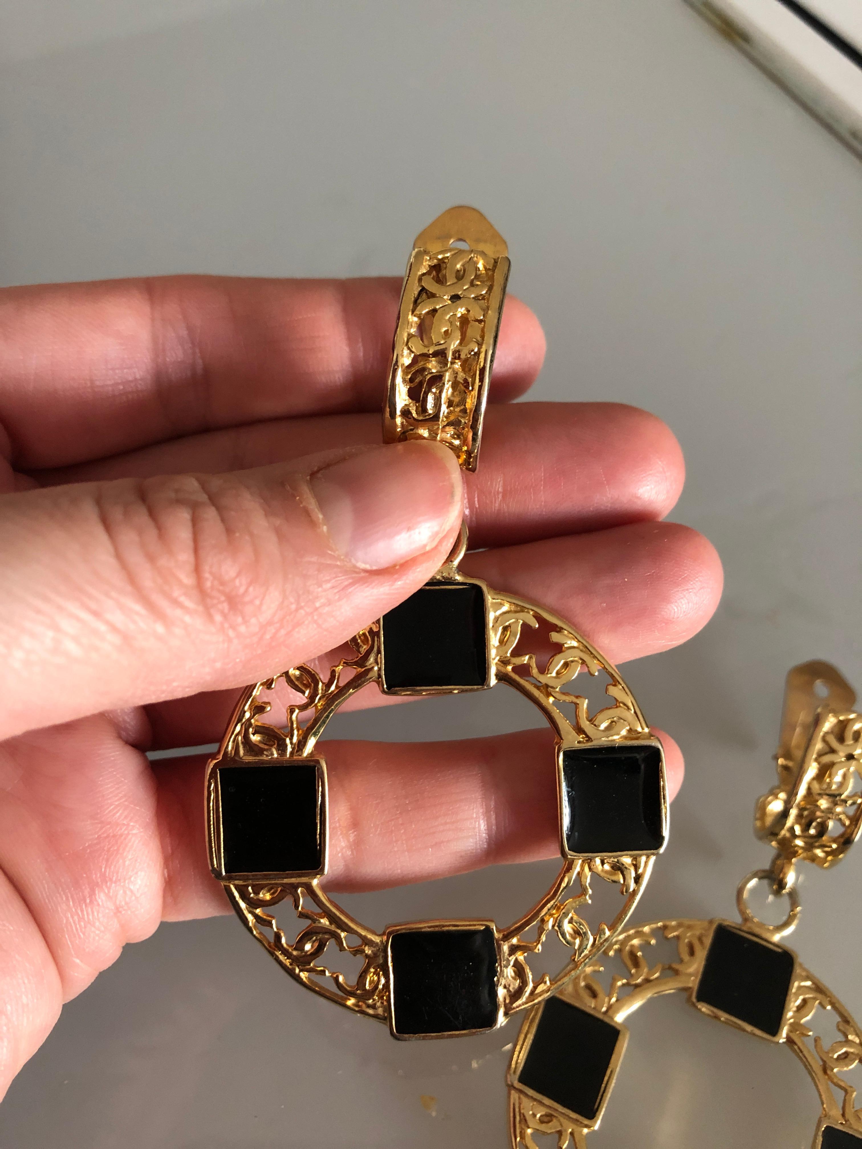 Preciosos pendientes Chanel modelo gripoix. Modelo raro y codiciado. Se venden en su caja.        Magnifique boucles d'oreilles chanel modèle gripoix. En bonne état. Modèle rare et recherché. Vendue dans leur boîte.