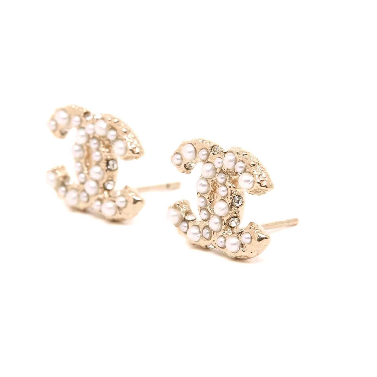 Chanel Earrings CC Studs Fancy Diamonds and Pearls In Excellent Condition For Sale In PARIS, FR