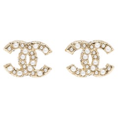 Chanel clous d'oreilles CC fantaisie diamants et perles