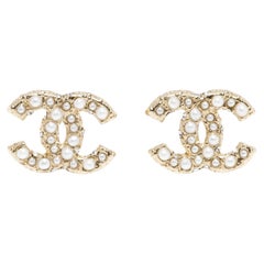 Orecchini Chanel con borchie CC con diamanti e perle