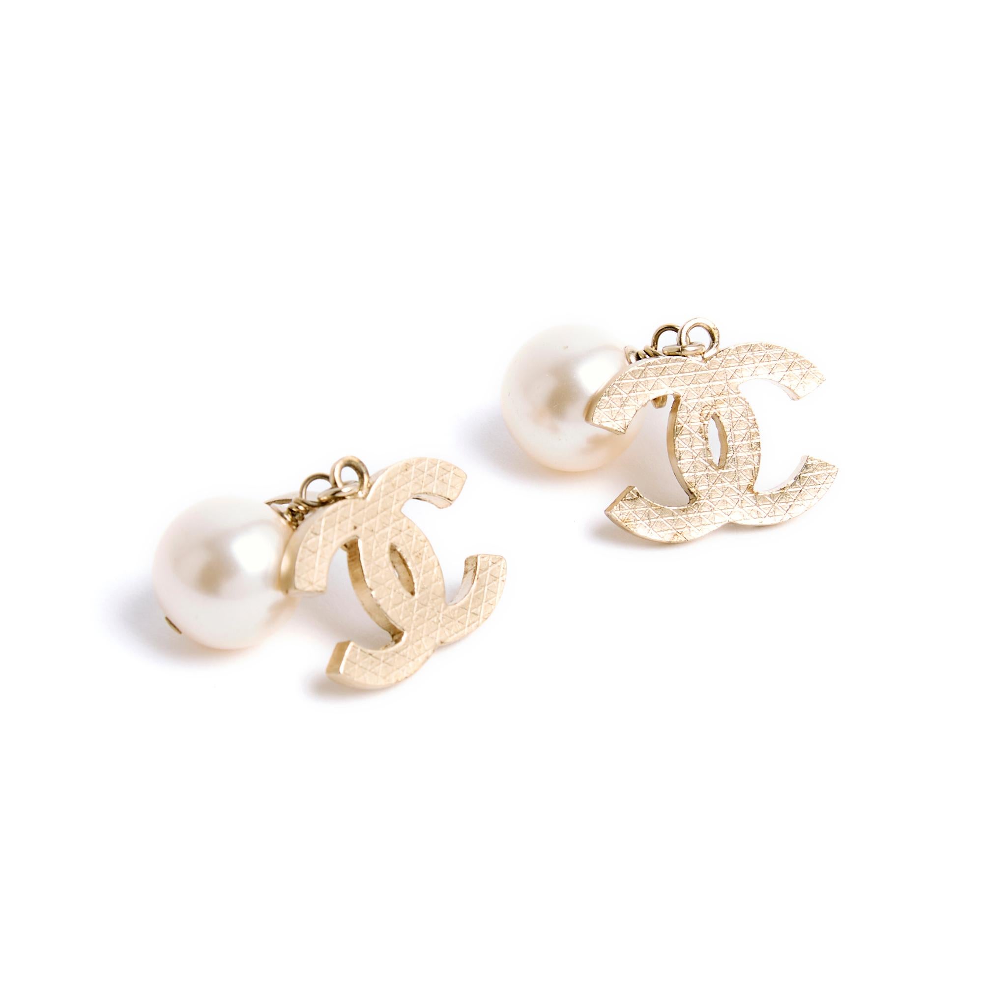 Boucles d'oreilles Chanel clip on Golden Quilted CC et perle fantaisie Excellent état - En vente à PARIS, FR