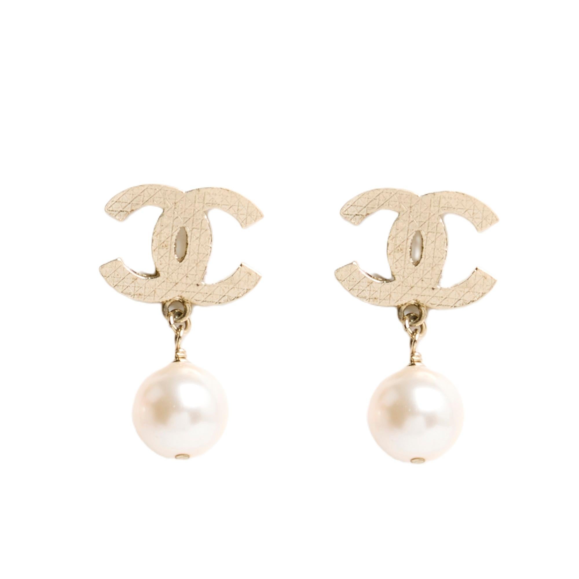 Boucles d'oreilles Chanel clip on Golden Quilted CC et perle fantaisie Unisexe en vente