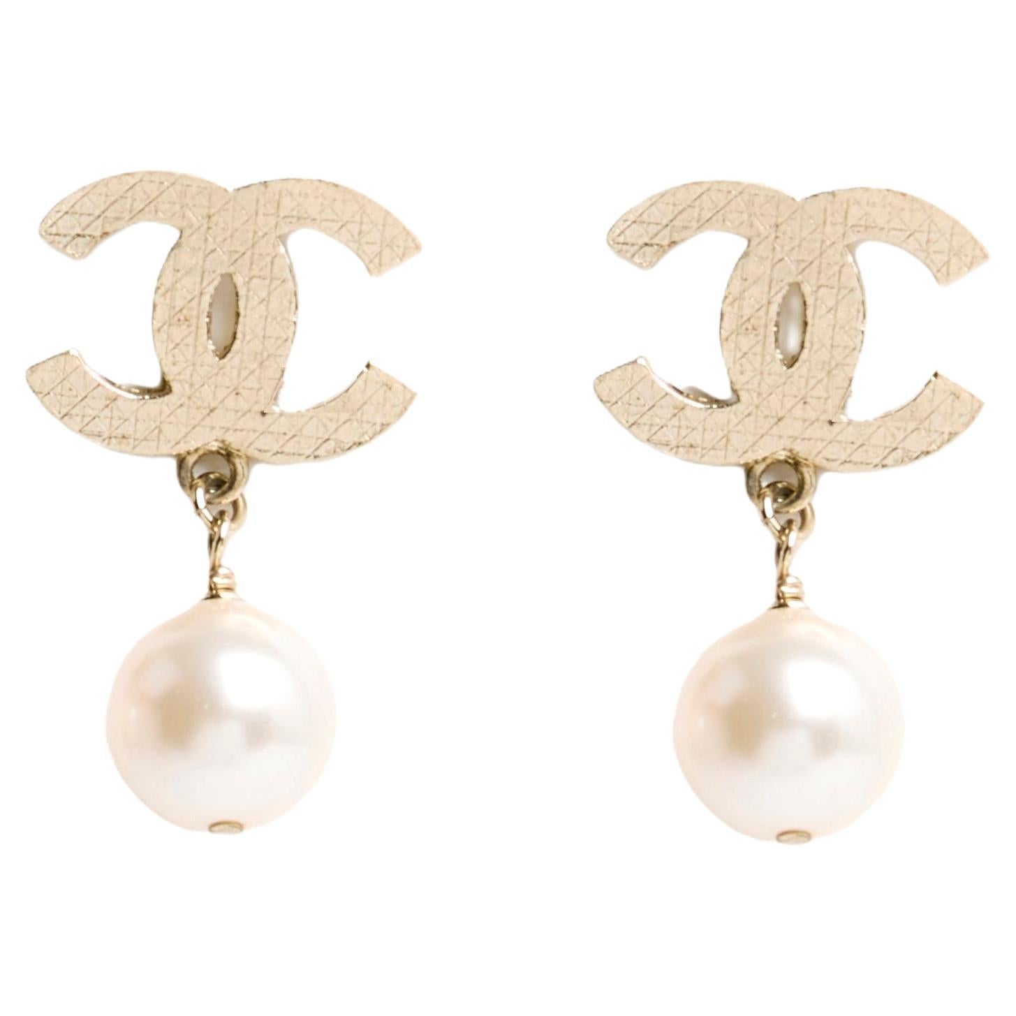 Chanel Ohrringe mit Clip auf goldenem gestepptem CC und ausgefallener Perle im Angebot