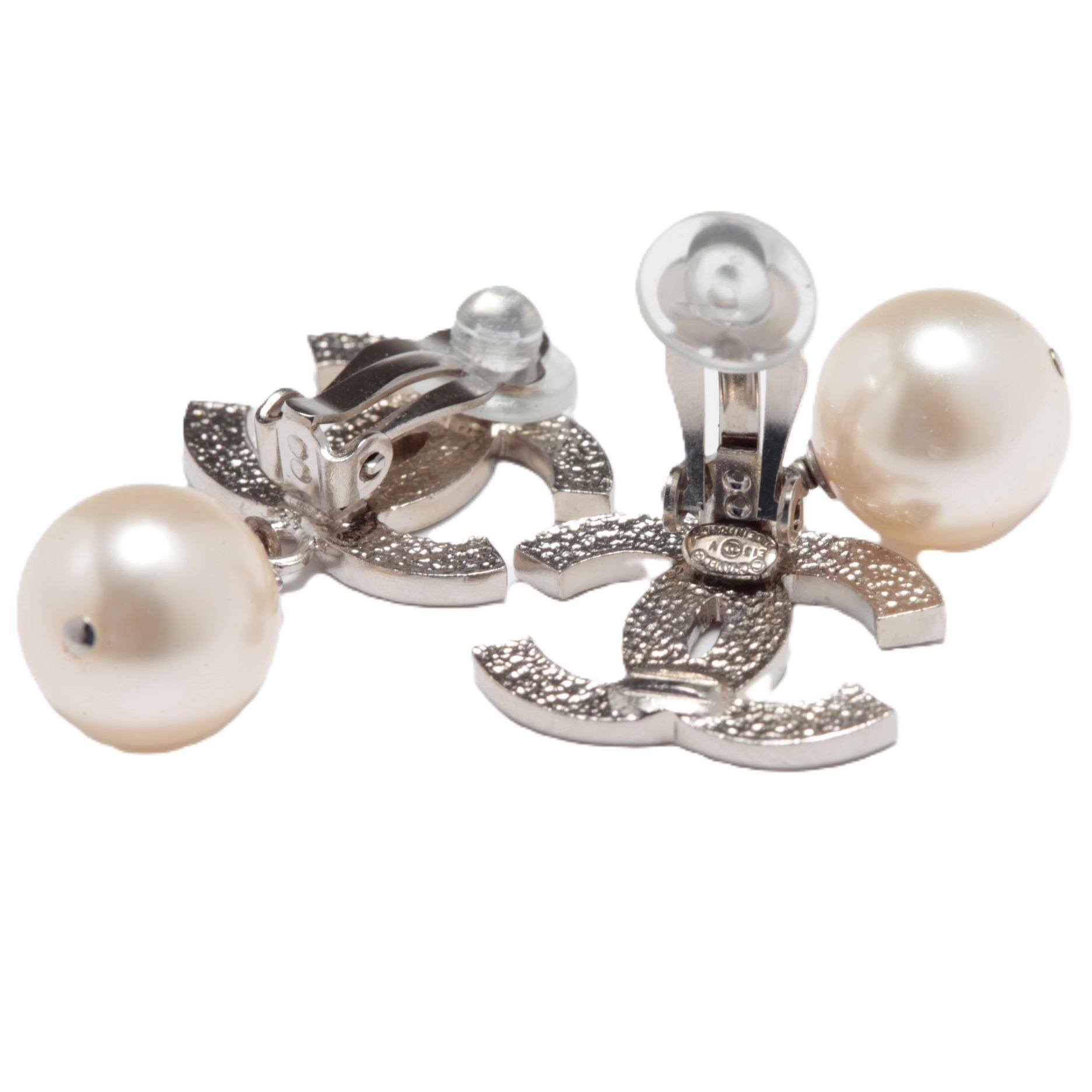 Chanel Ohrringe Clip auf Silber Gesteppt CC und Fancy Perle im Zustand „Hervorragend“ im Angebot in PARIS, FR
